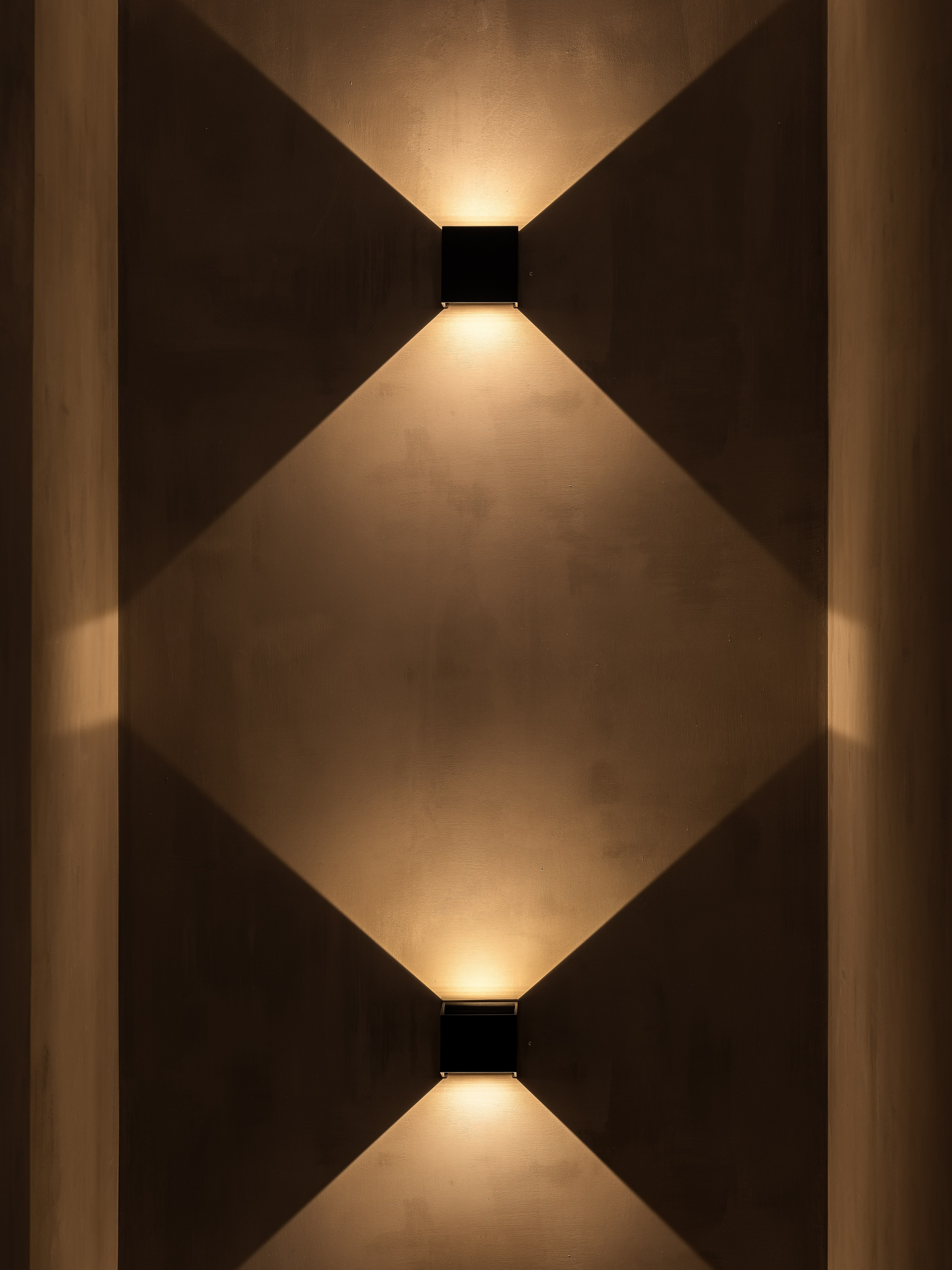 Лестничный марш в современном интерьере с серыми стенами под декоративную штукатурку и аккуратными чёрными светильниками, создающими атмосферный свет. Дизайнер Екатерина Мищенко, фотограф Сергей Денисенко, стильный минимализм.