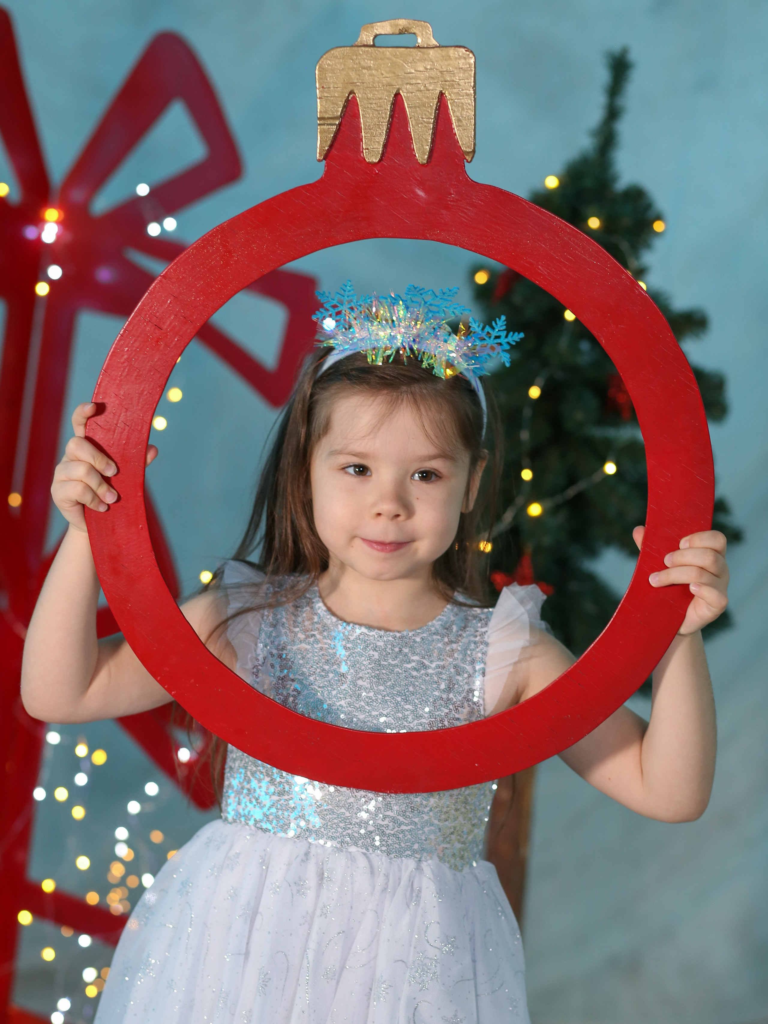 Общее фото в детском саду с выездным реквизитом в Тюмени. Выпускные альбомы в Тюмени для школ, садов, вузов спортивных секций