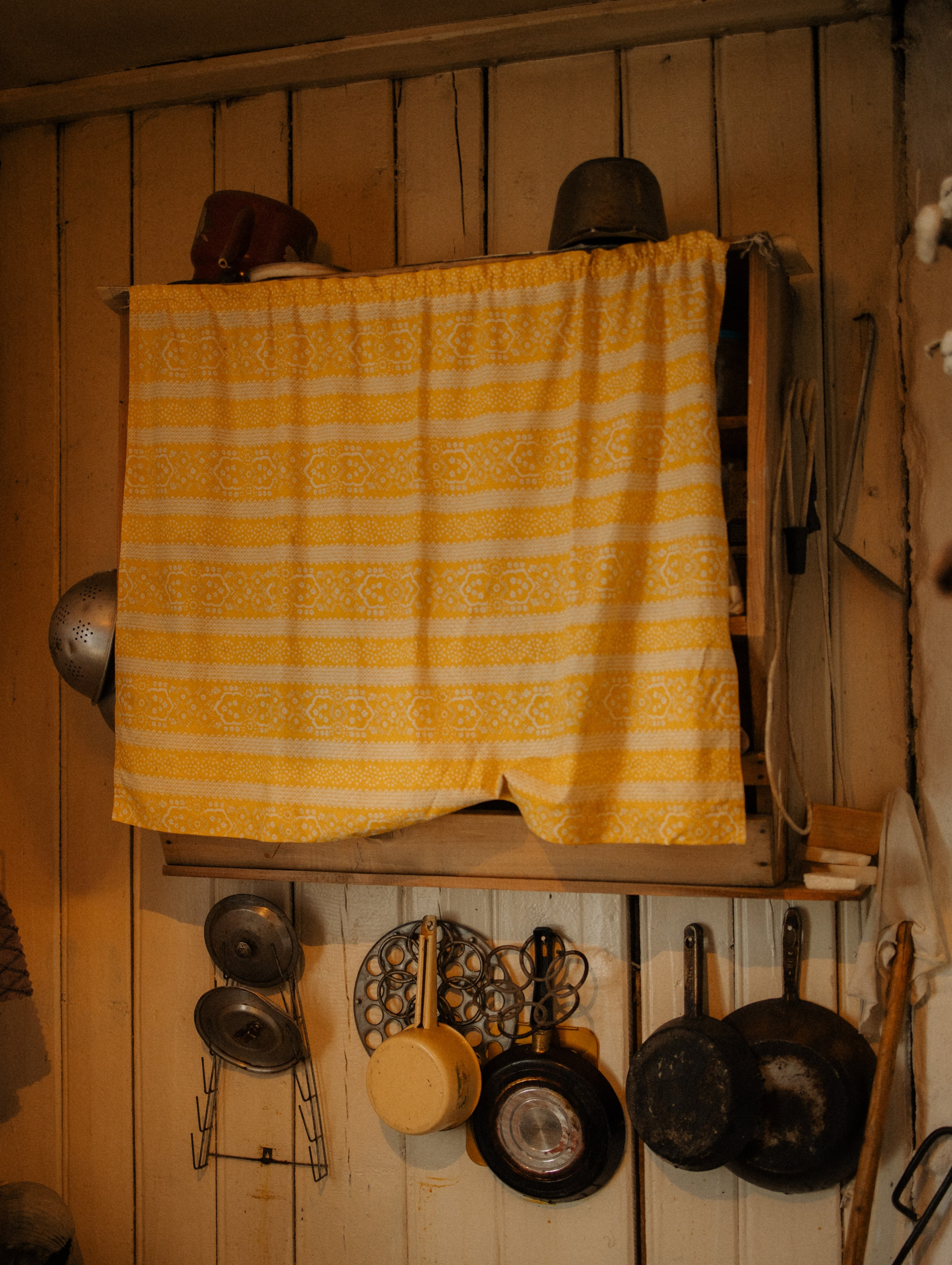 Деревенская кухня, атрибутика, сковородка 