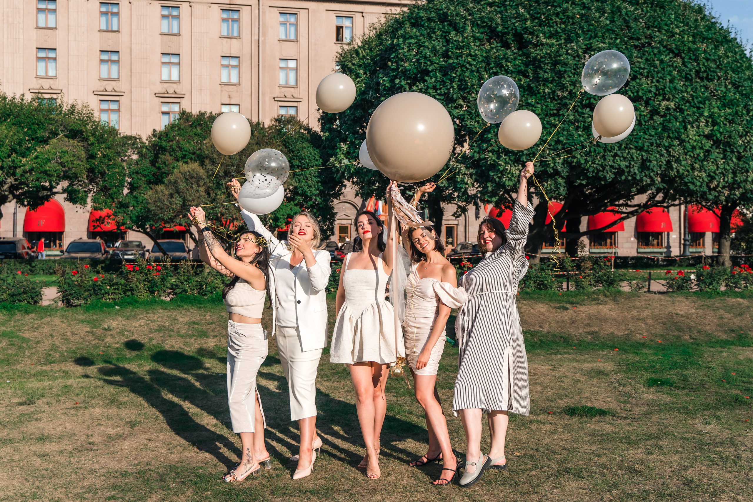 Фотосъемка девичника, встреча девушек, веселые женские портреты