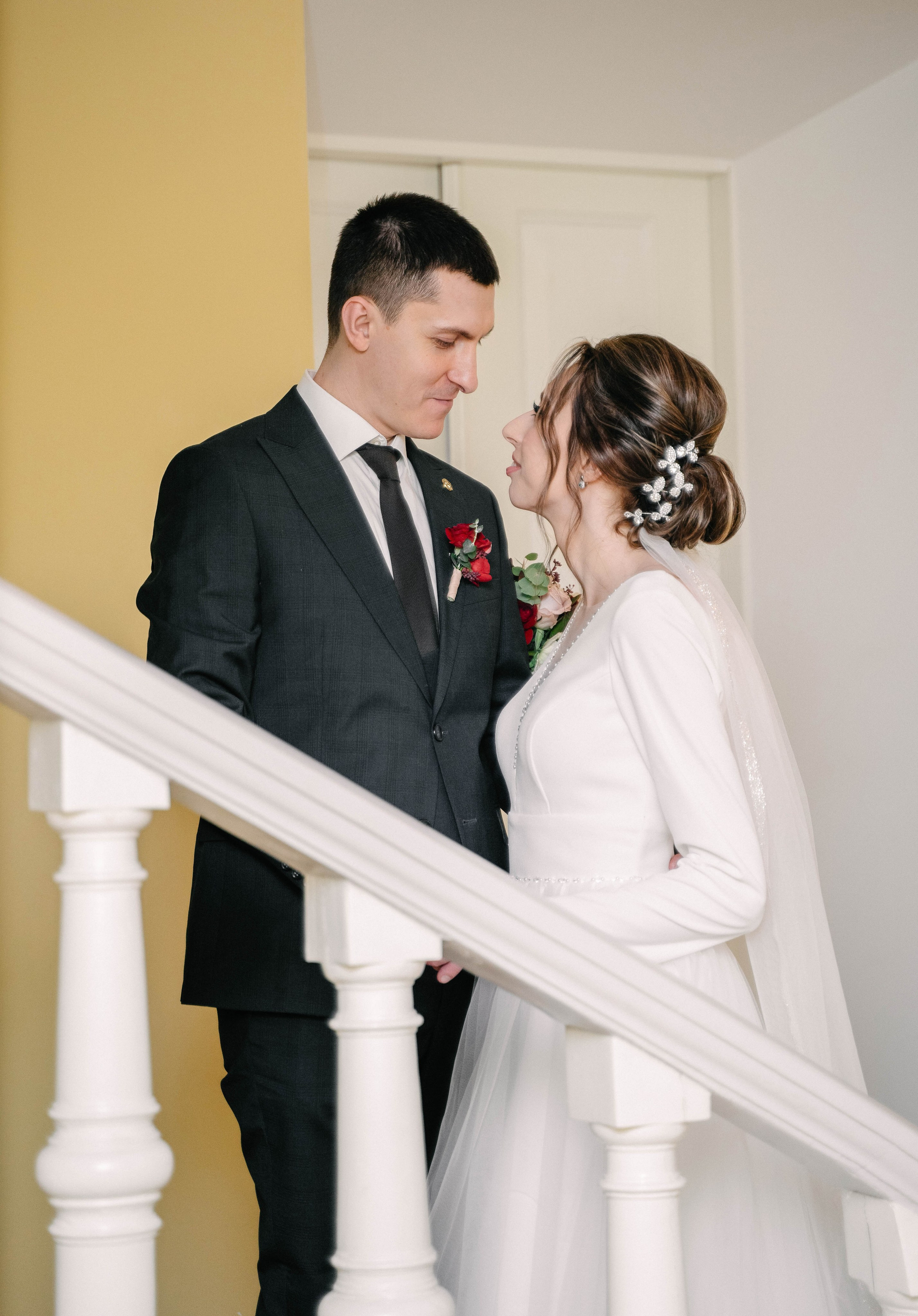 жених и Невеста красивые взгляды на лестнице