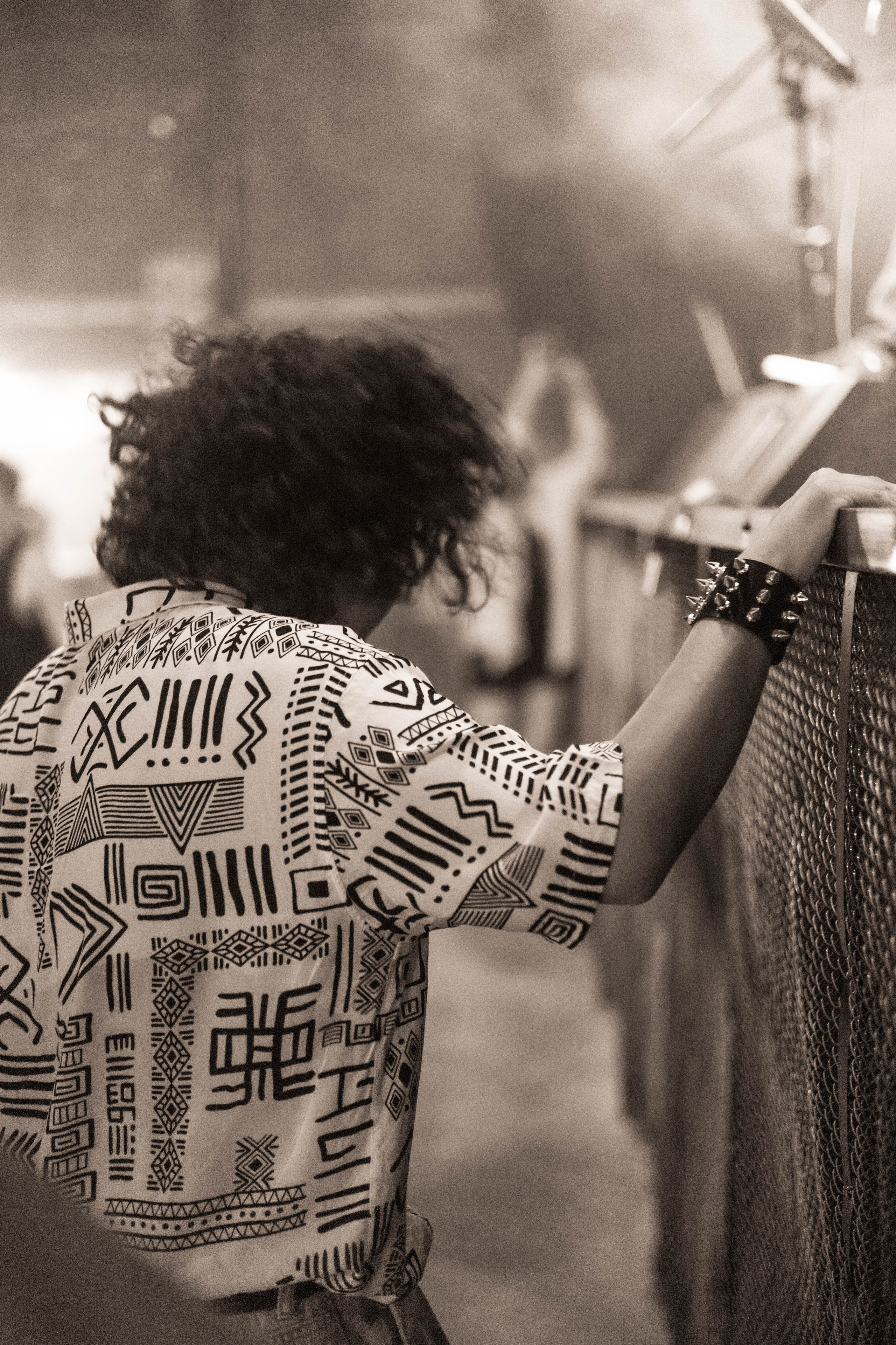 Уличная фотосъёмка в Алматы в чёрно-белом стиле