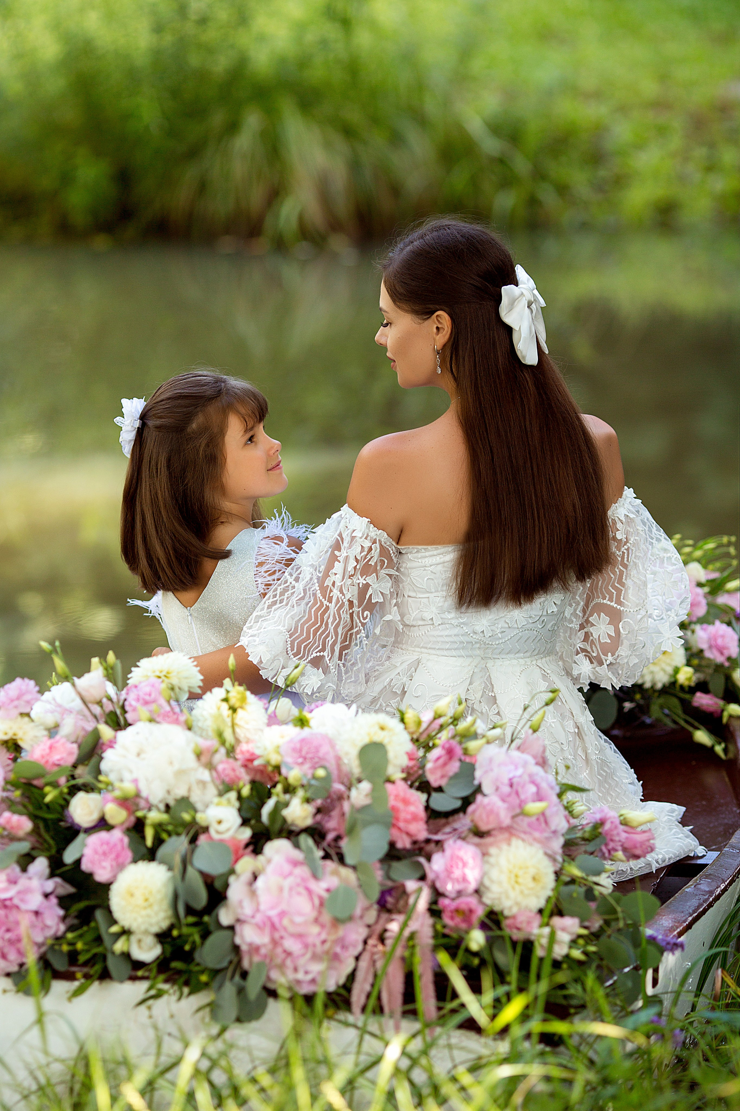 Ксения и Алиса в лодке с цветами. Людмила Далидович топовый семейный фотограф Находка/Владивосток