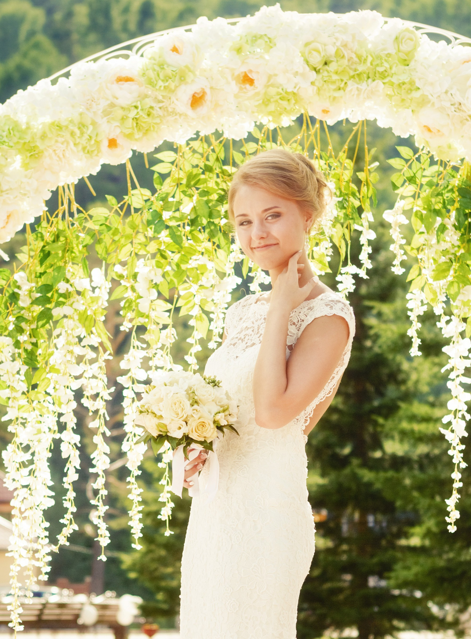 Свадебная фотосессия в Красноярске лучший фотограф свадьба Красноярск невеста свадебное платье жених визажист причёска макияж идея места образ пример красивая фото позы для свадебной фотосессии фотография декор агентство организация цены описание услуги ведущий тамада заказать забронировать стилист 