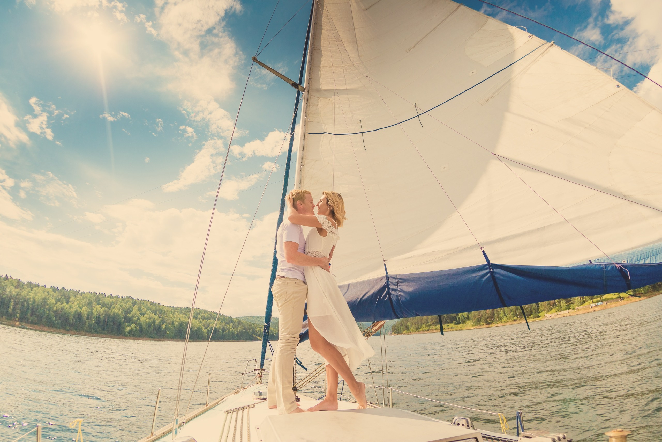 фотосессия фотограф Красноярск лавстори на парусной яхте Красноярское море аэросъёмка с квадрокоптера FPV дрона видео видеоролик Дивногорск Шумиха Бирюса прогулка идея место образы пример фото позы для морской фотосессии на парусной яхте Красноярское водохранилище путешествие визажист причёска макияж свадьба свадебная фотосессия
