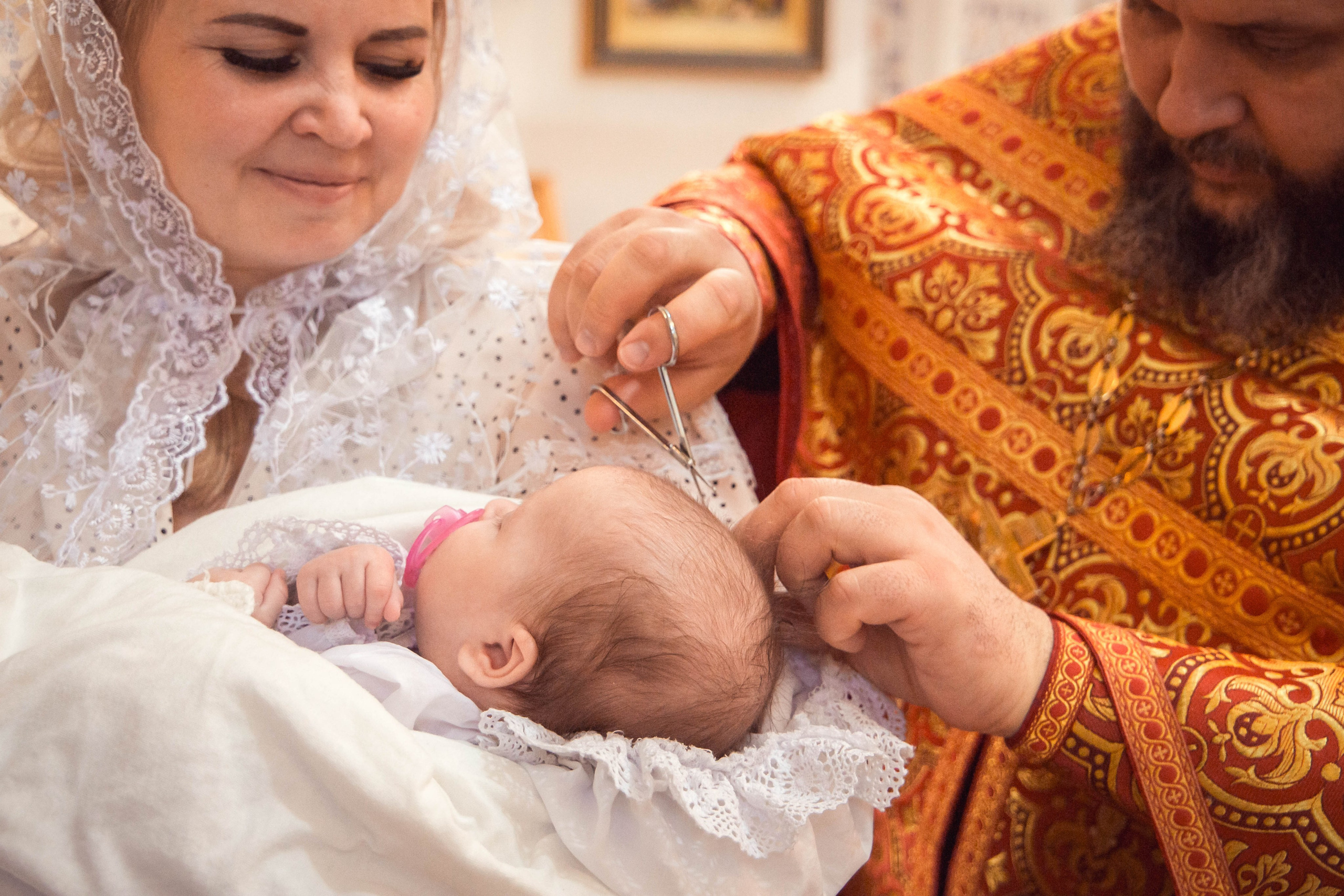 Пострижение волос во время крещения. Автор Юлия Щедрина