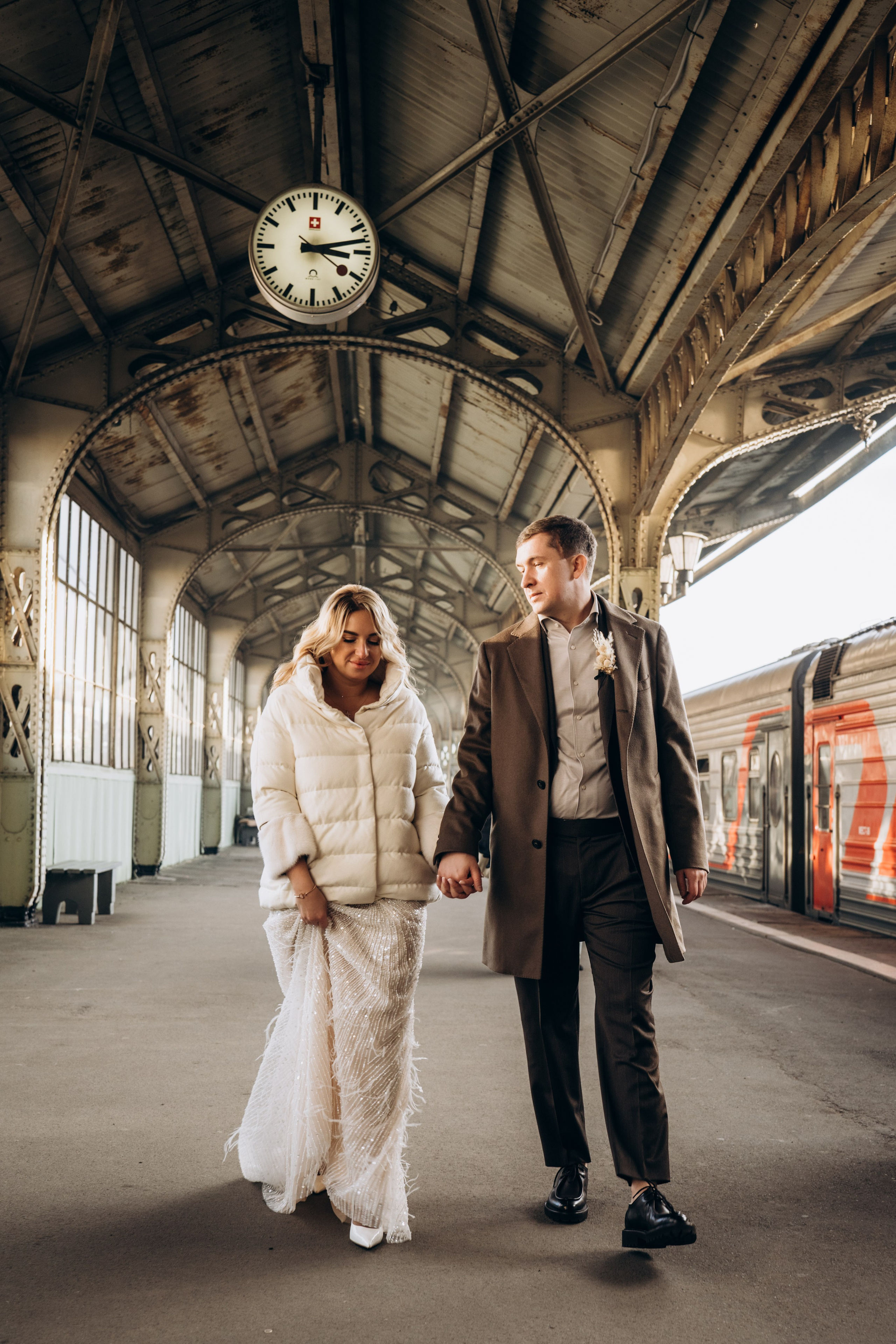 Невеста идет по аллее парка — профессиональная съемка свадебных портретов на открытом воздухе в Москве.