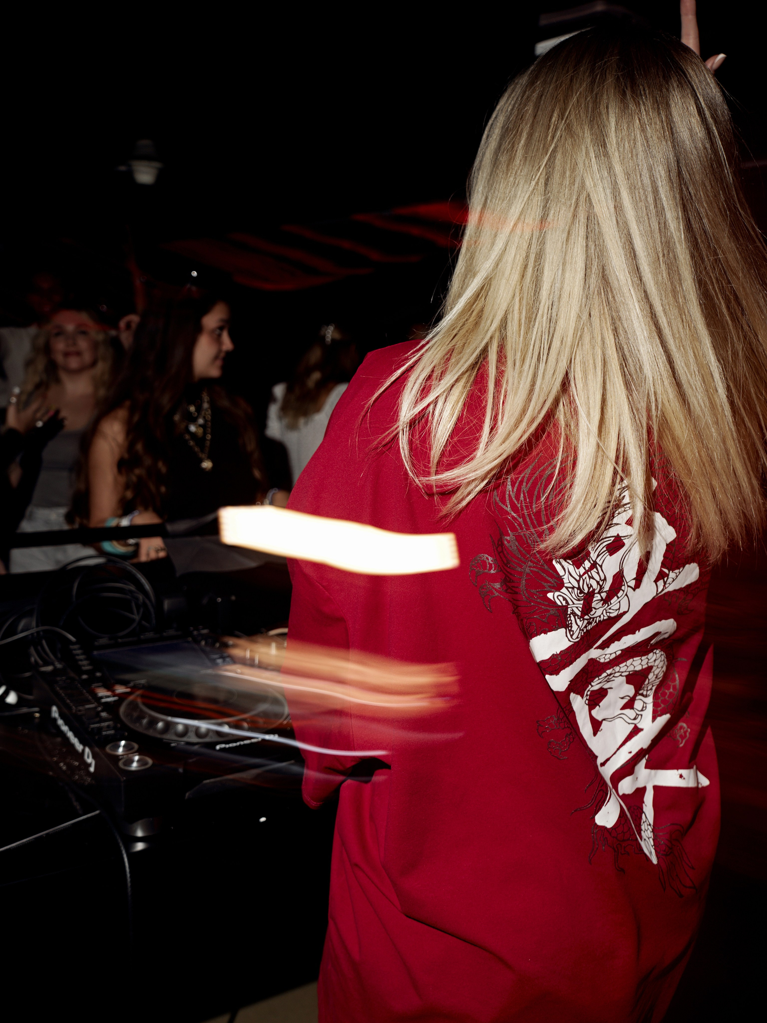 CLUB. NOIZOMAX Художественный фотограф в Дубай