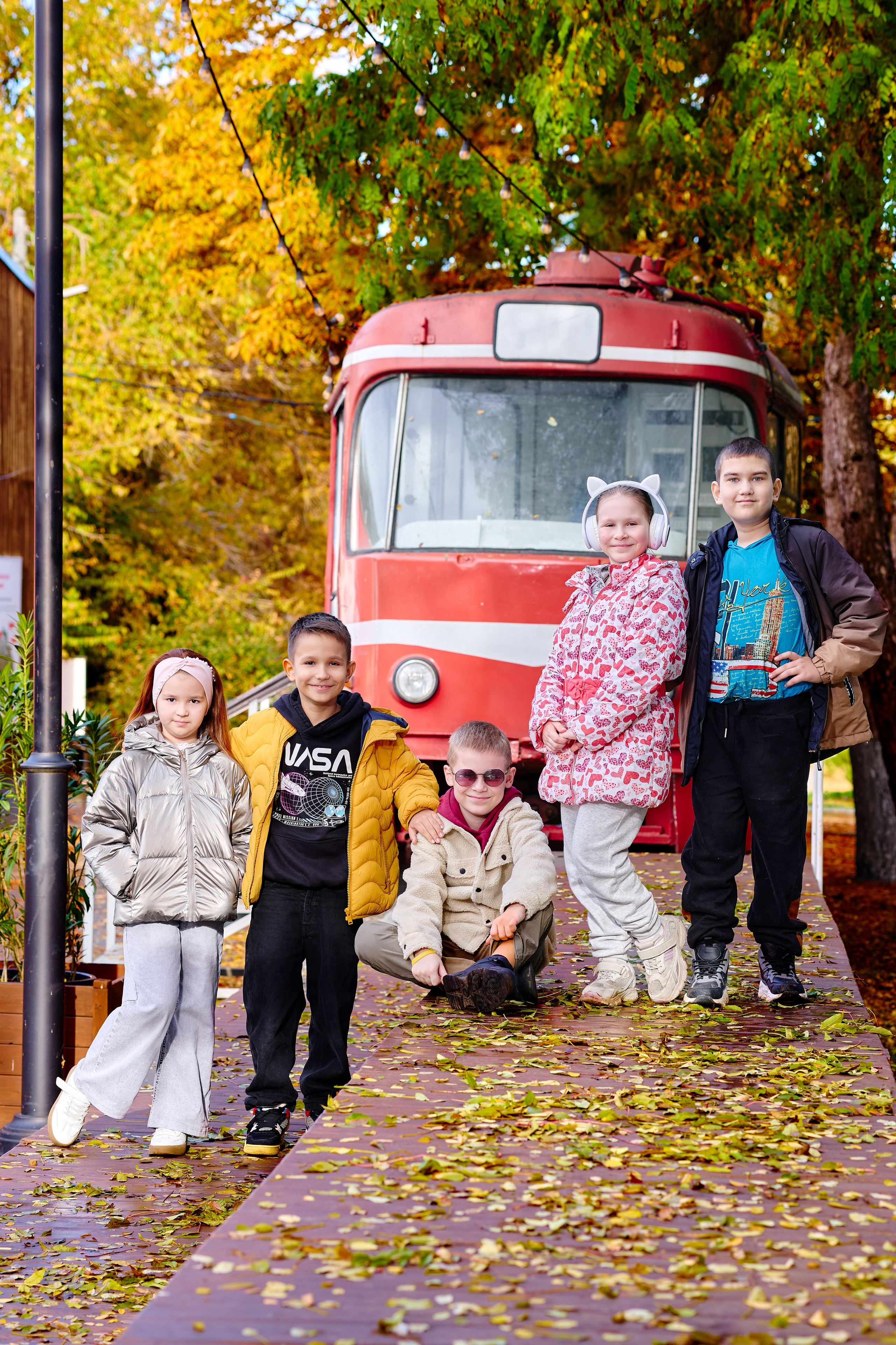 Прогулка в парке классом. Фотограф Выпускные альбомы Таганрог Сергей Коробченко