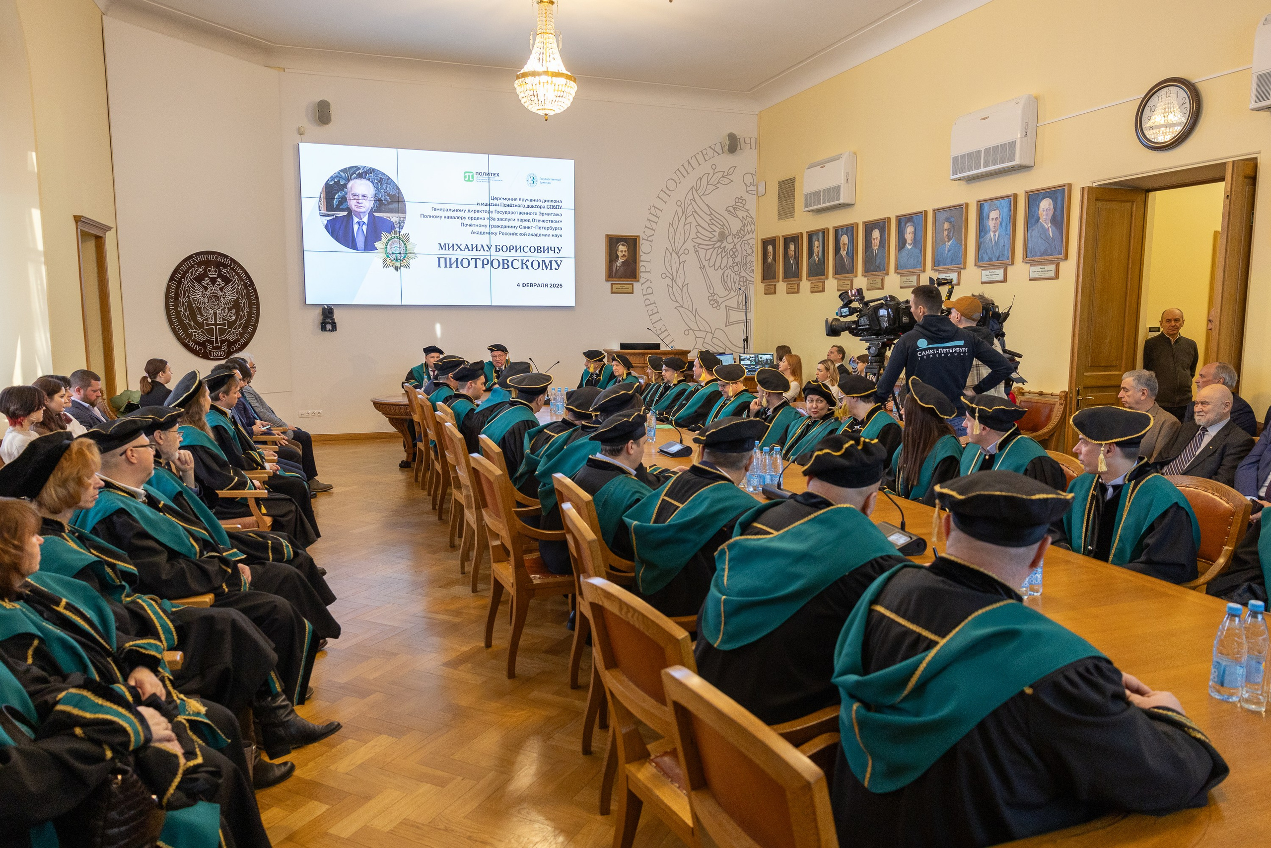 Вручения Мантия Почётного доктора директору Эрмитажа Михаилу Пиотровскому. Cup of Bib