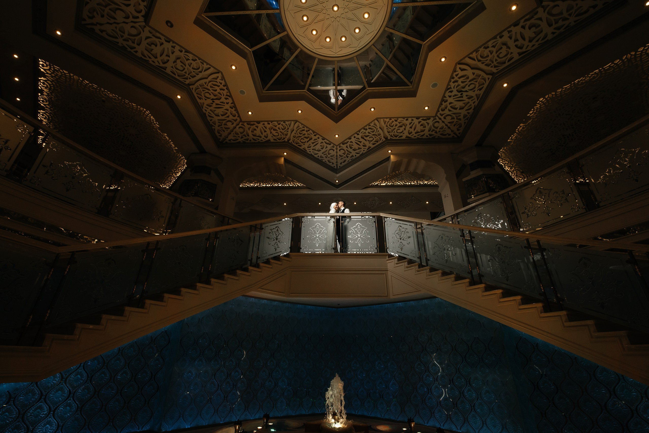 Здравствуйте! Я свадебный фотограф из Ульяновска, работаю в том числе по всей России и с выездом за границу. Снимаю свадьбы, lovestory, корпоративы, светский репортаж. Провожу обучение по фотографии, мастер-классы и воркшопы для других фотографов.