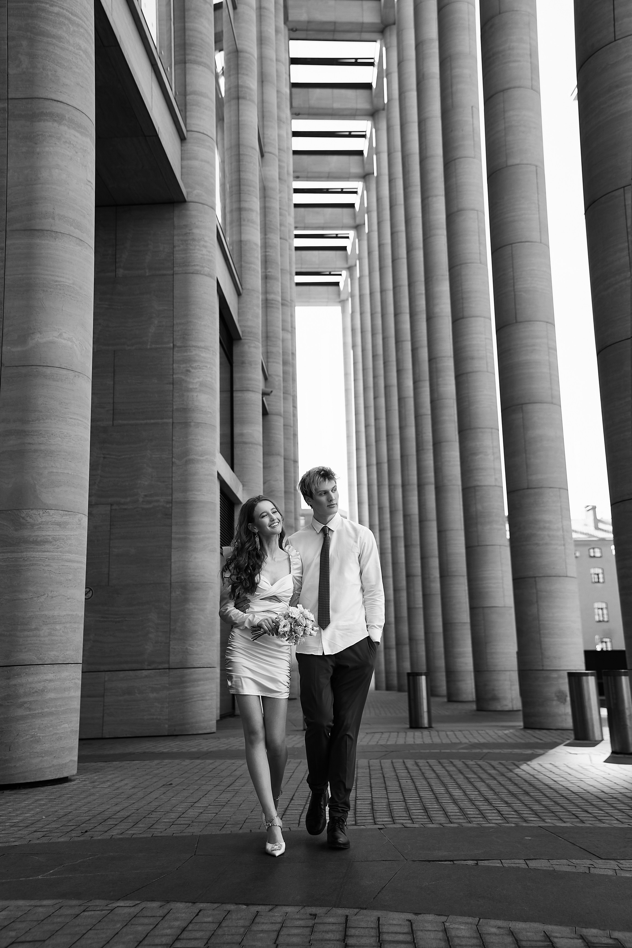 Стильная фешен-съемка молодоженов в каменном коридоре с колоннами. Автор: Орешина Елена.
