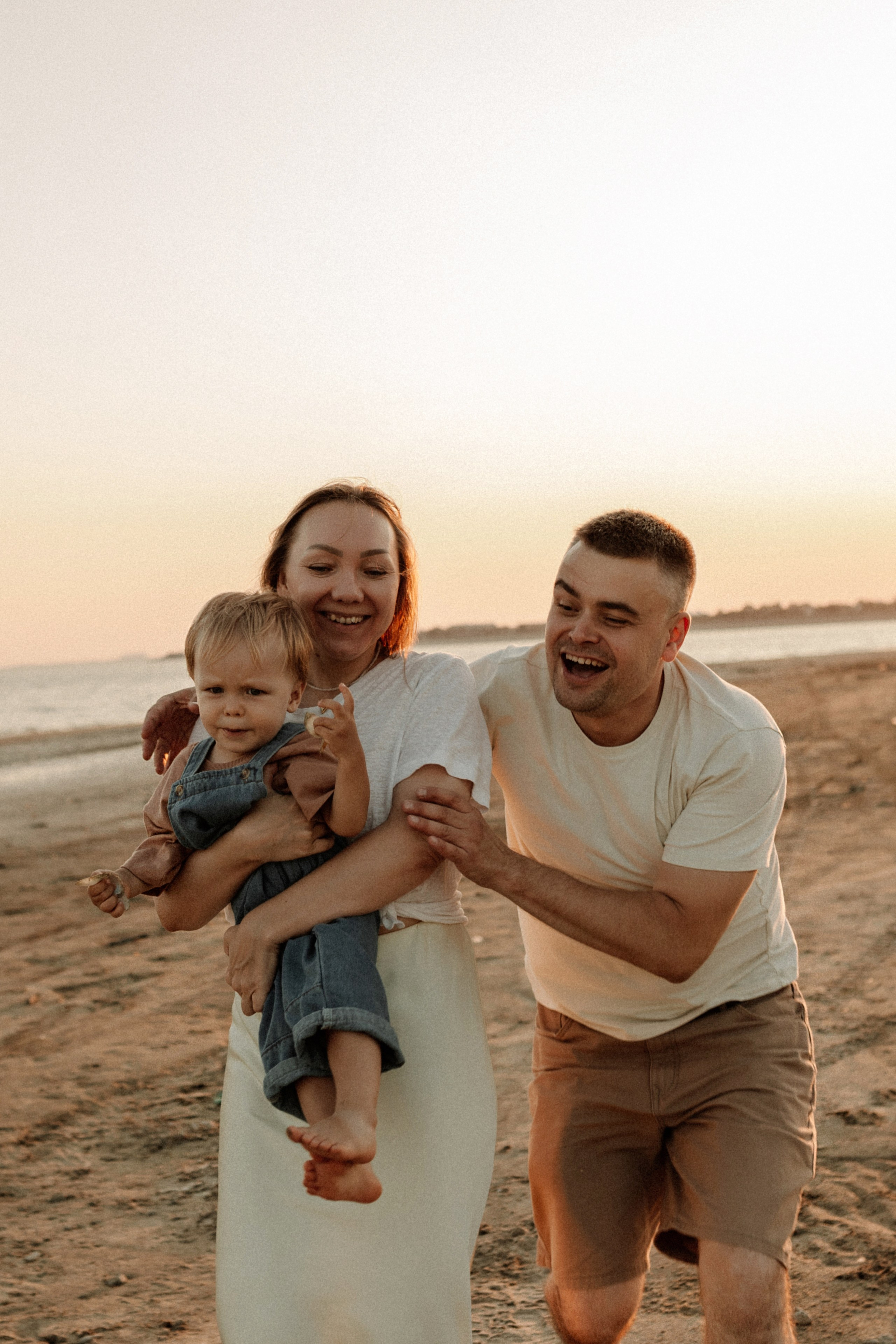 Трое у реки, не считая фотографа. Семейный фотограф в Краснодаре Яна Морева