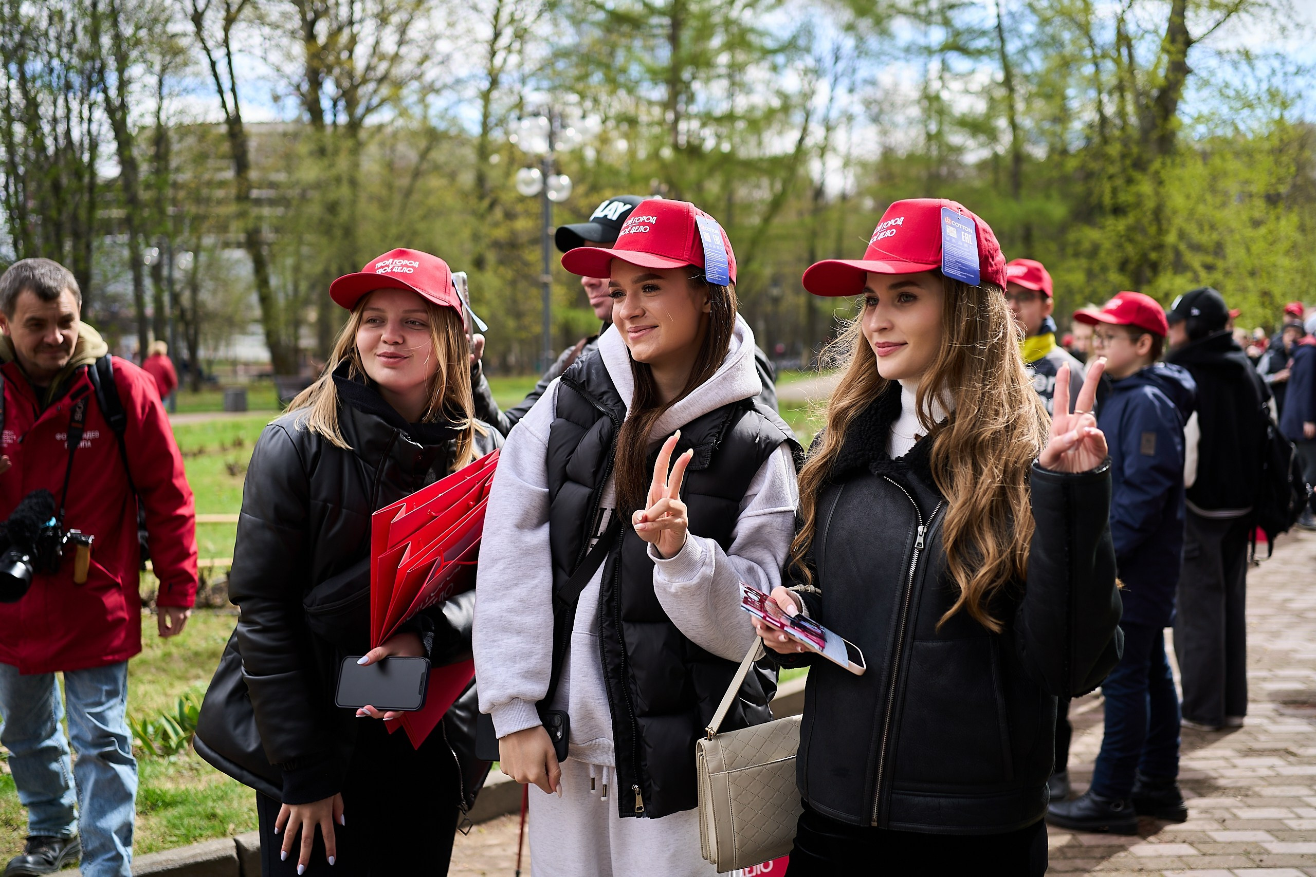 Субботник у Управления делами Мэра и Правительства Москвы. Фотограф и Видеограф в Москве. Олег Корушев