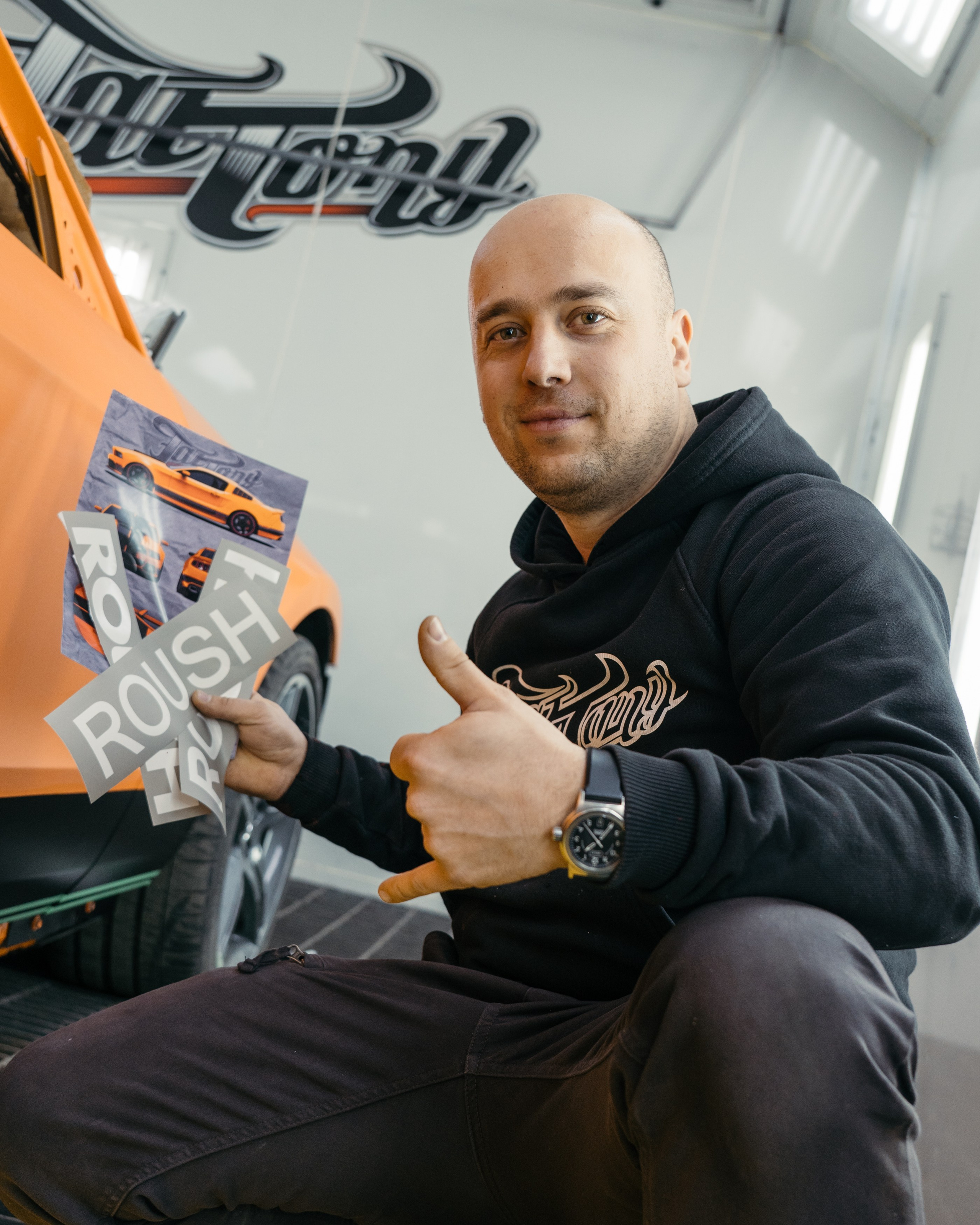 Ford Mustang Roush оранжевый окрас кузова и выкрас полос. DeLorein