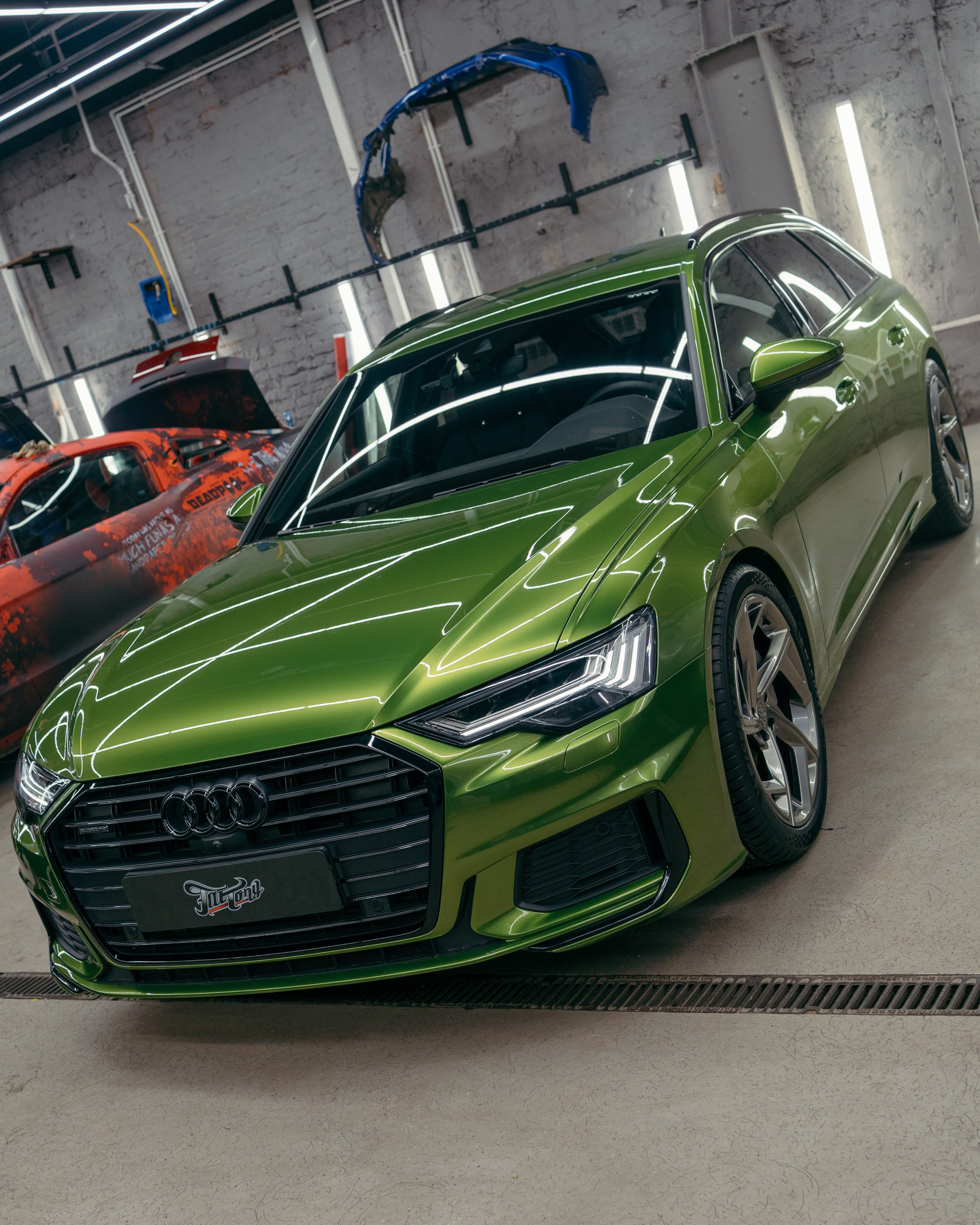 Audi A6 2 раза поменяла цвет, оклейка с проемами в зеленый и преклейка в серый. DeLorein