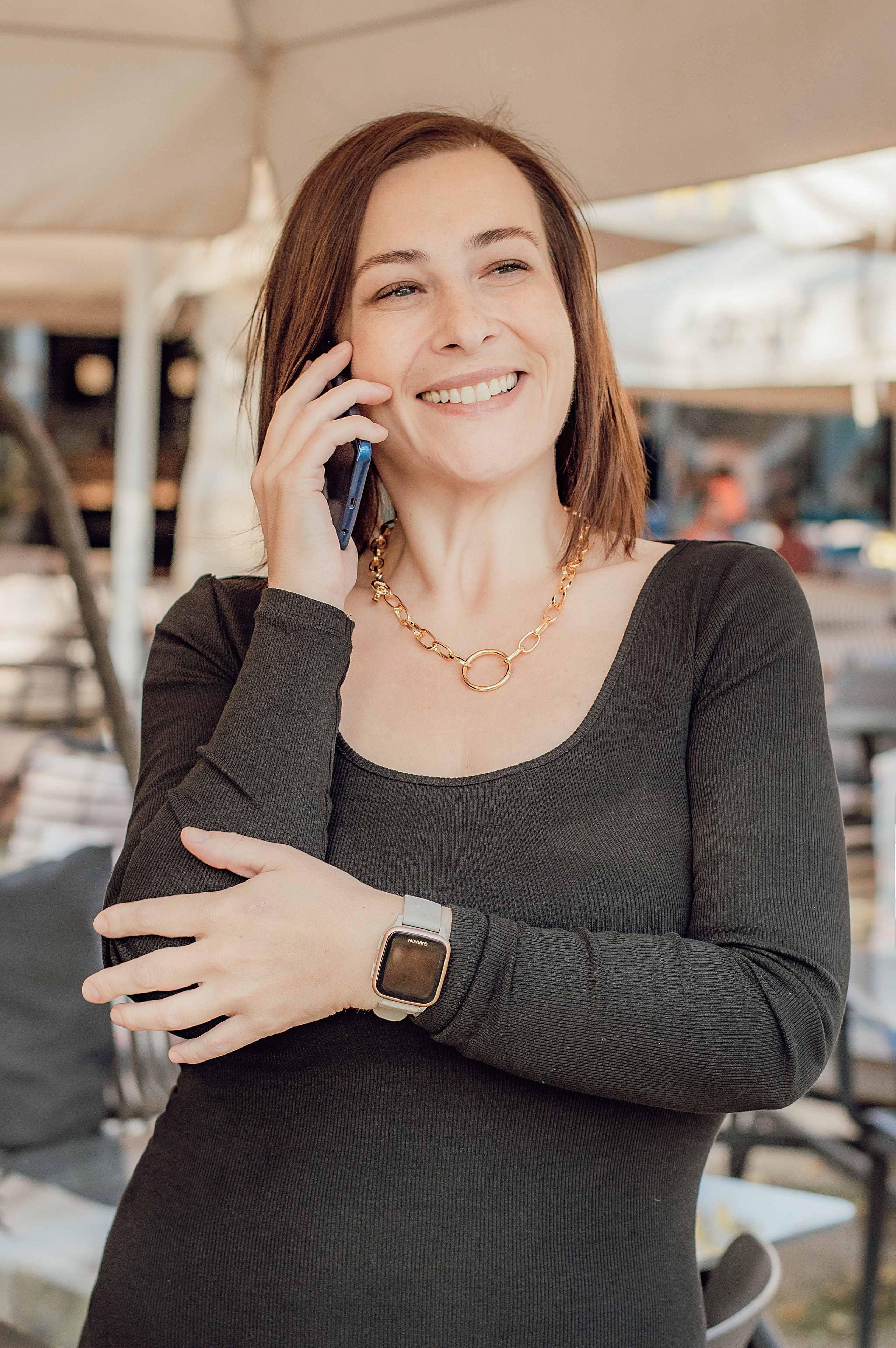 девушка бухгалтер экономист бизнес леди разговаривает по телефону стоя