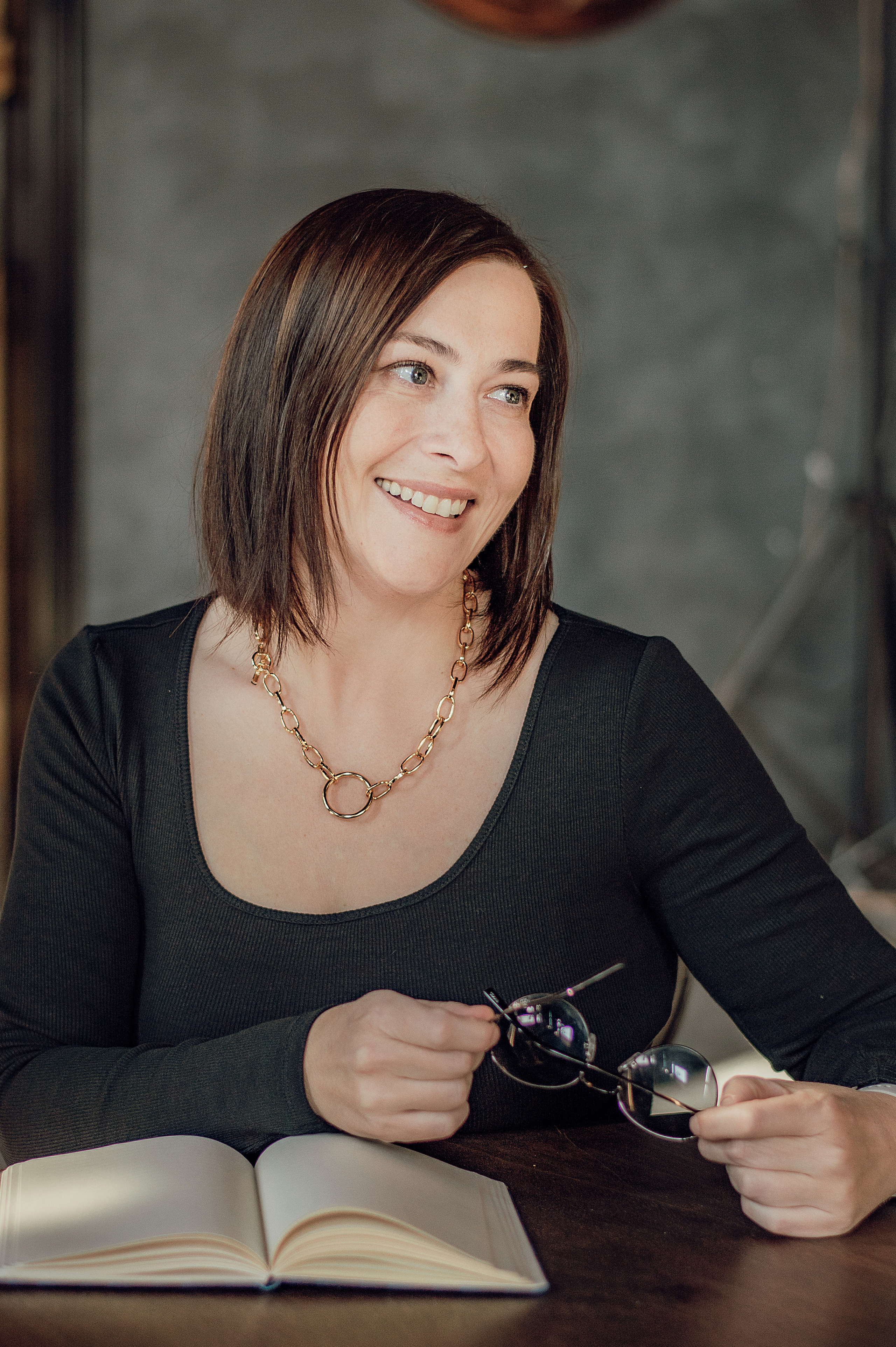 Контент для бизнеса девушка бухгалтер сидит за столом бухгалтер экономист бизнес леди