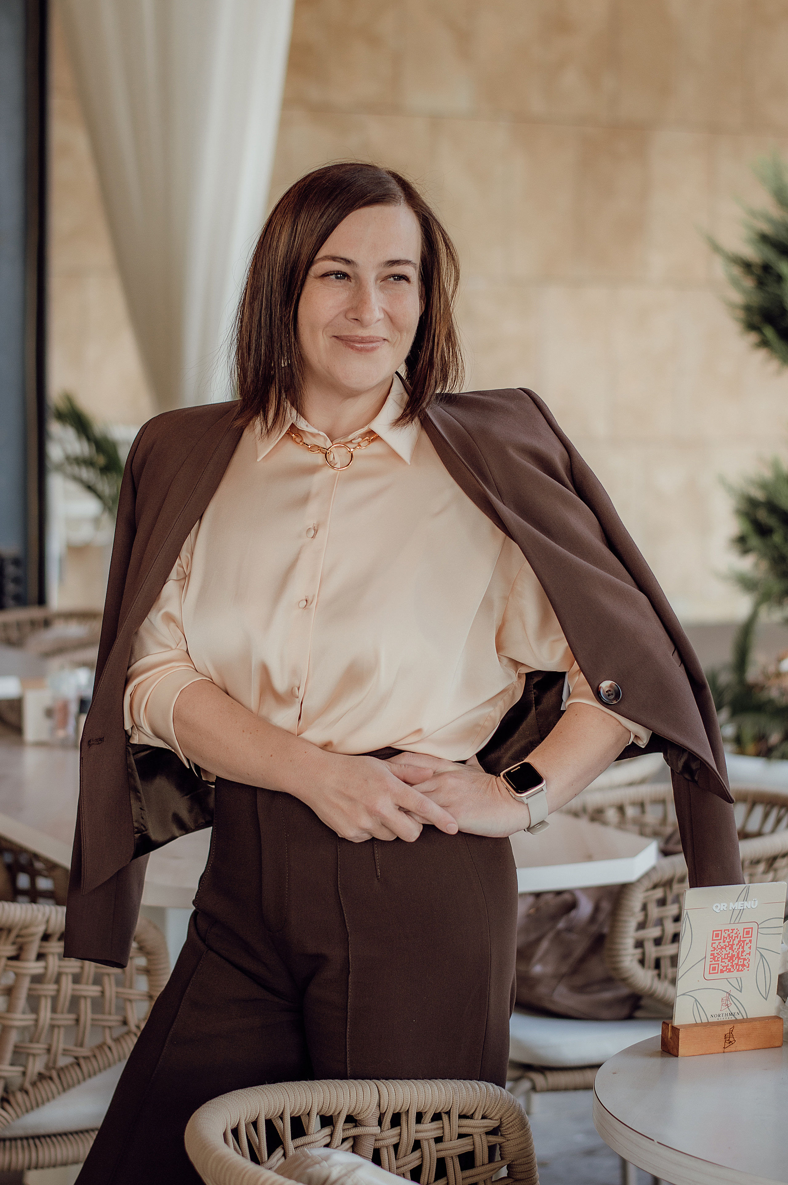 девушка бухгалтер экономист бизнес леди стоит в пиджаке