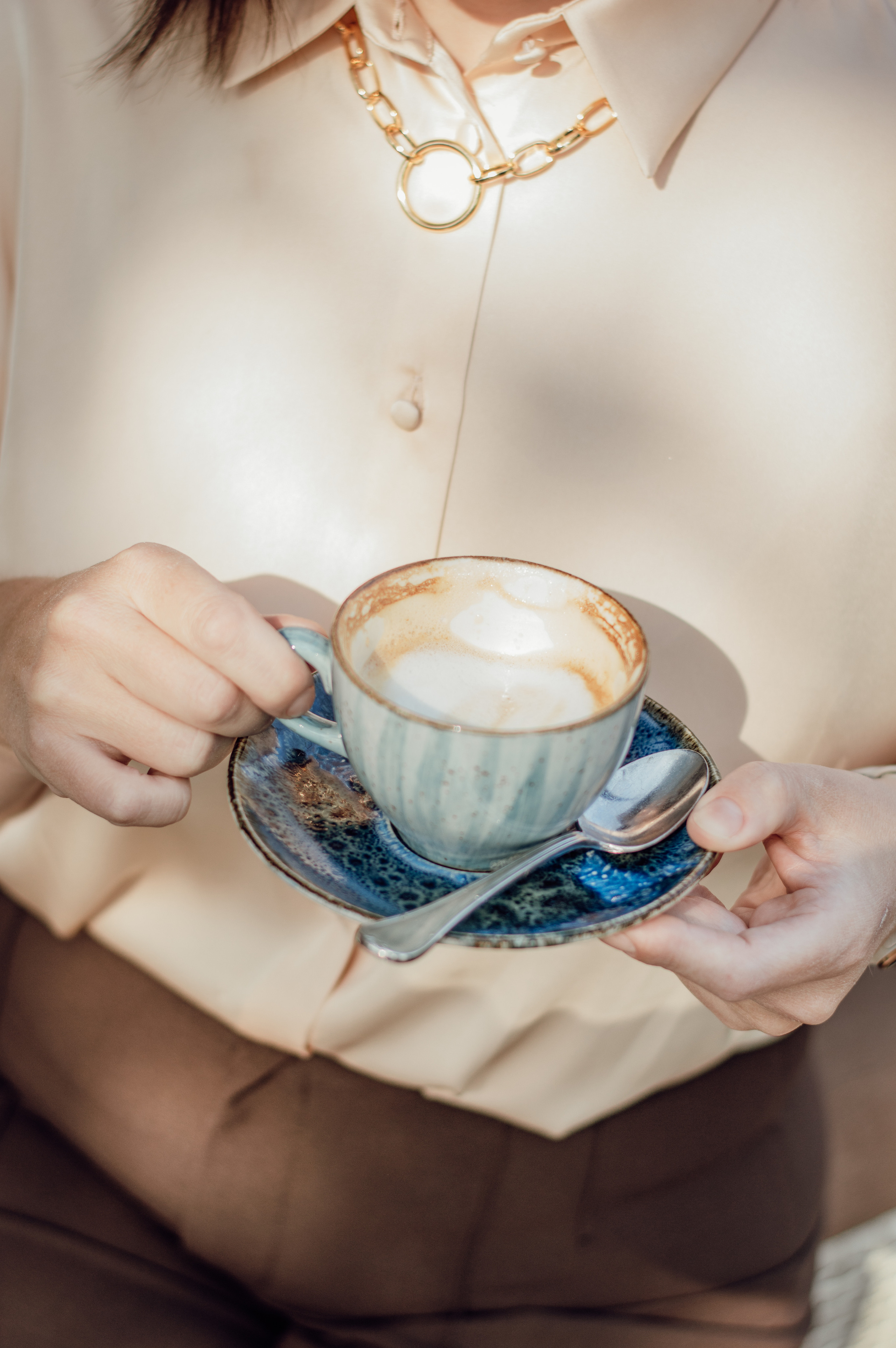 крупный план руки держат кофе