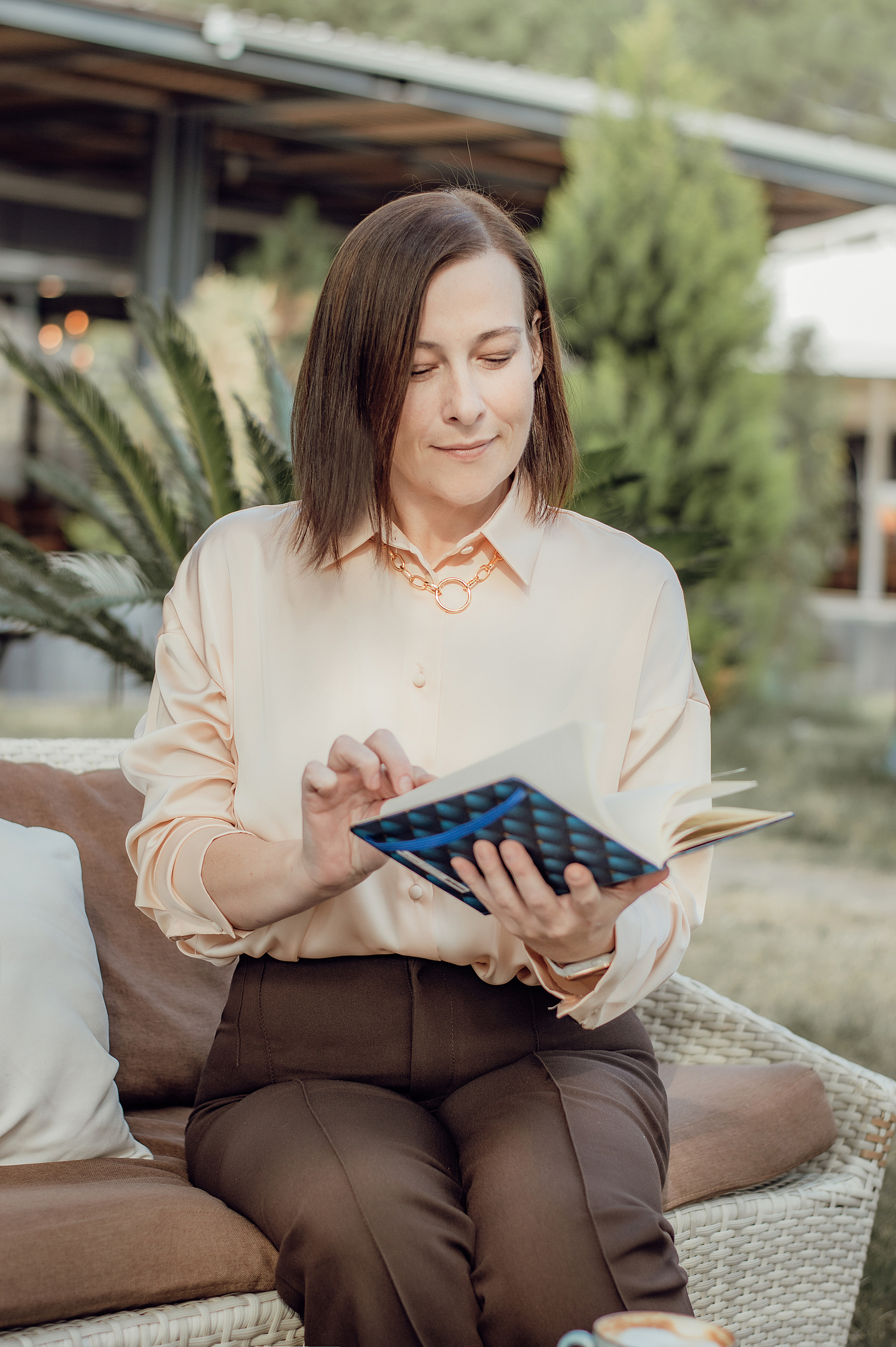 девушка бухгалтер экономист бизнес леди сидит и читает документы