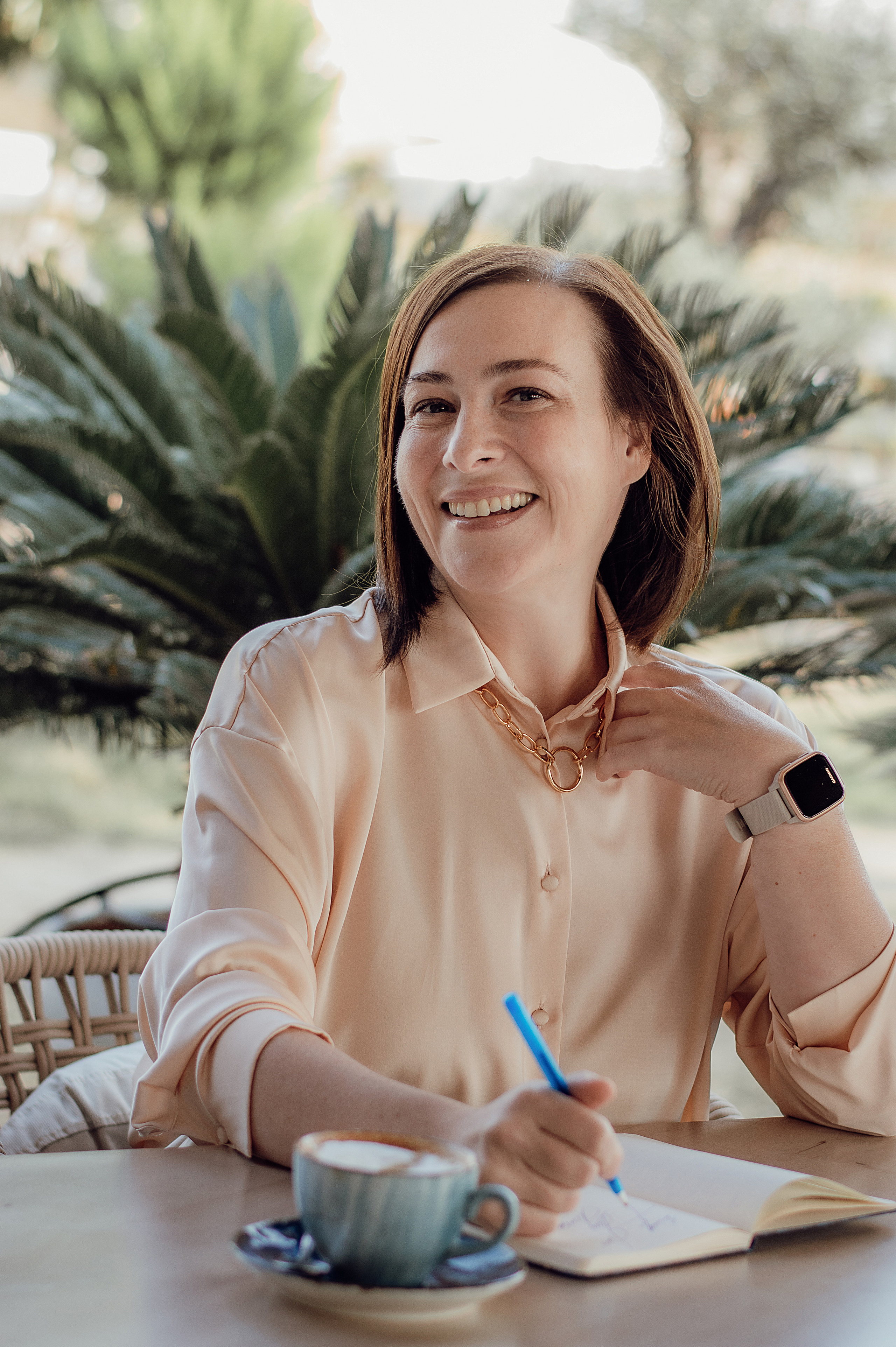 девушка бухгалтер экономист бизнес леди сидит за столом с документами блокнотом пишет