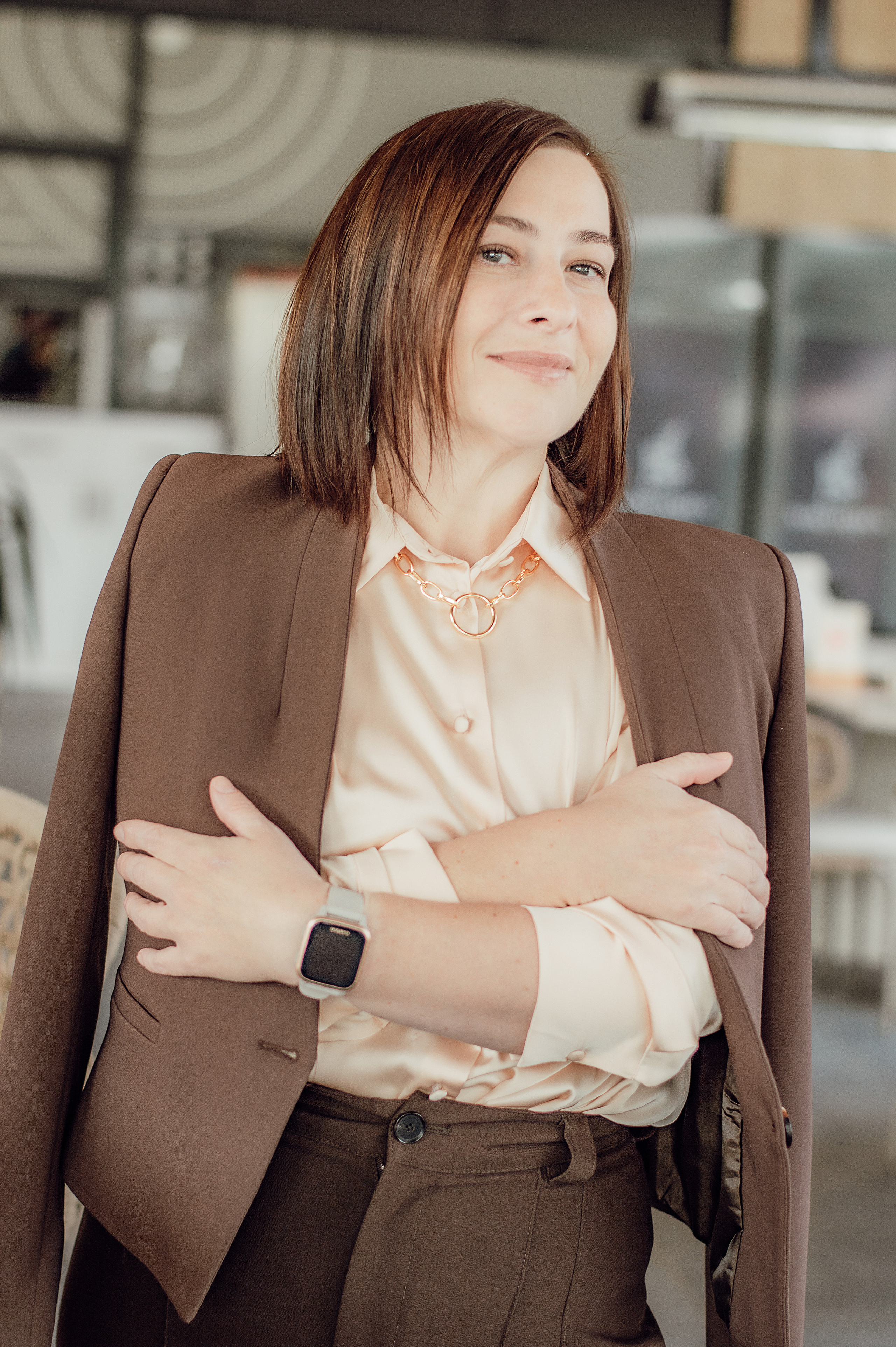 девушка бухгалтер экономист бизнес леди стоит в пиджаке и смотрит прямо