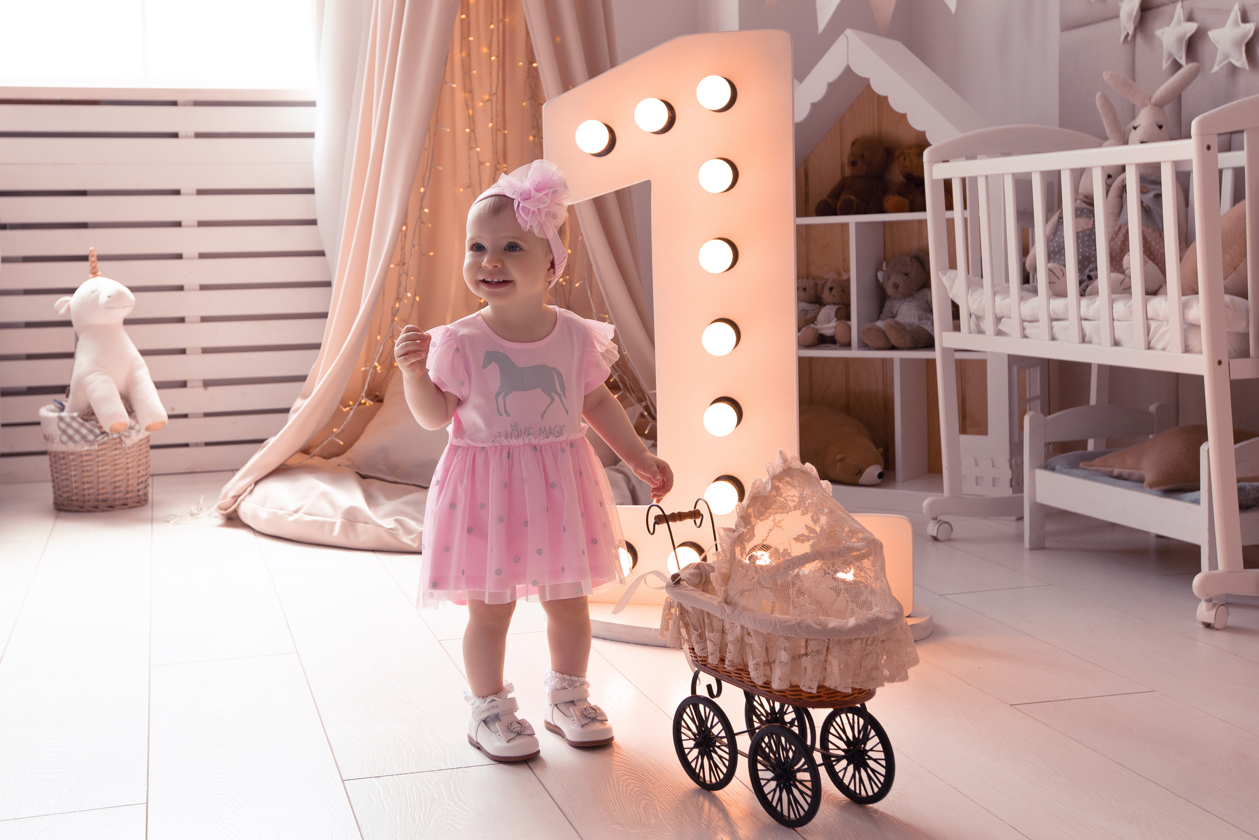 фотосессия девочки на годик в студии