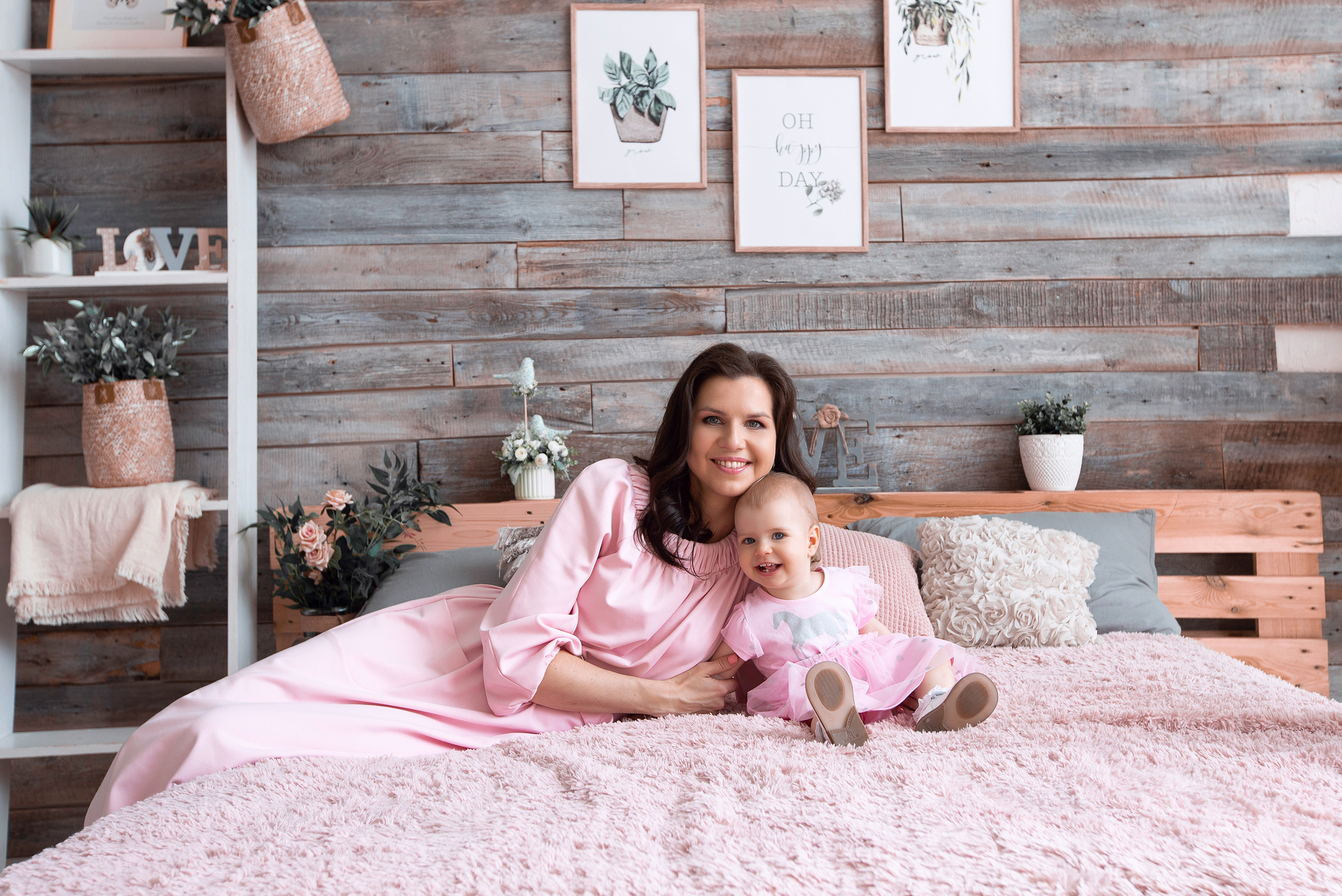 семейная фотосессия мамы с дочкой в студии