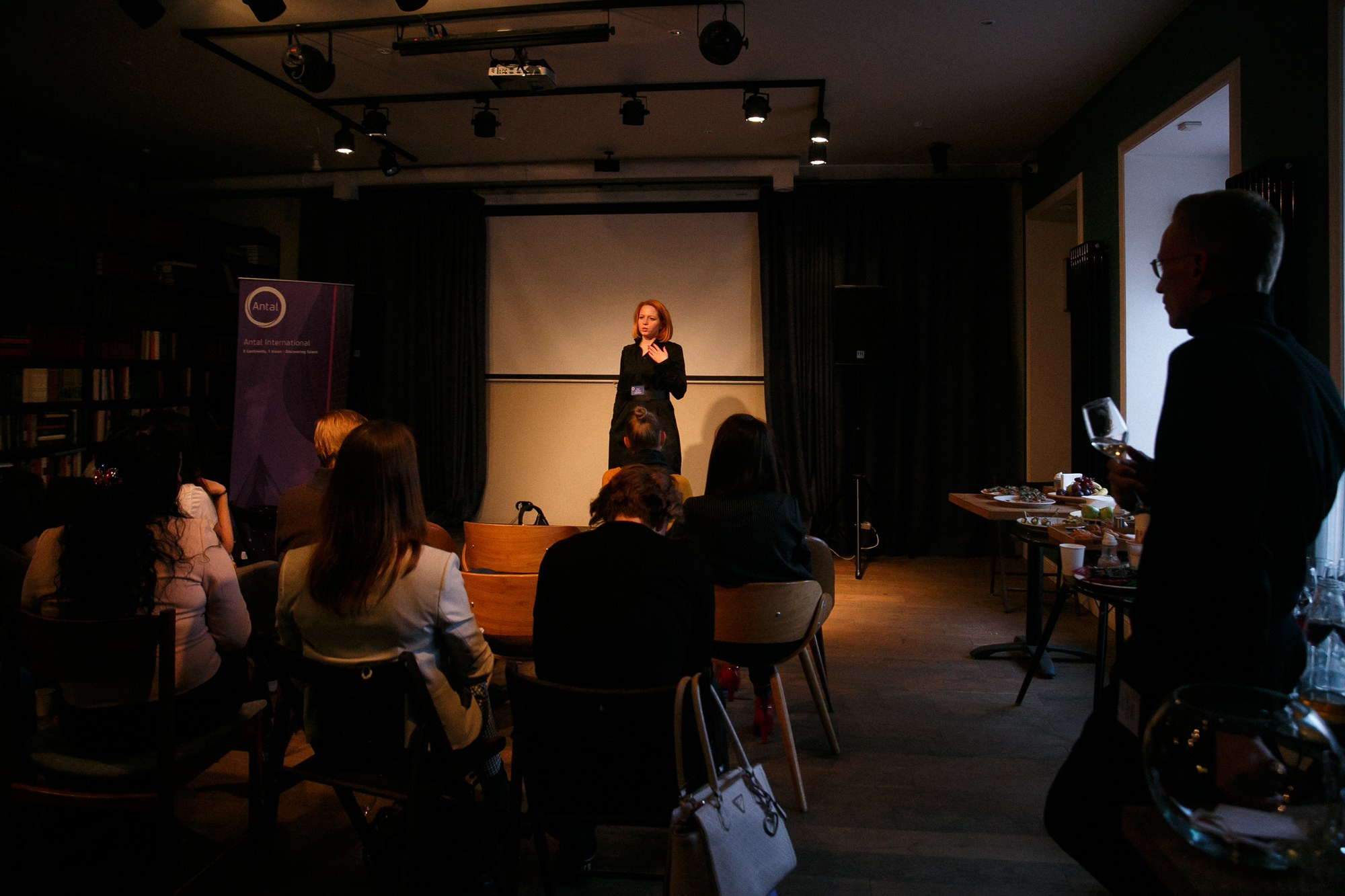 «КНИГИ И КОФЕ». Рабочая сторона — бизнес портрет и репортаж в Санкт-Петербурге