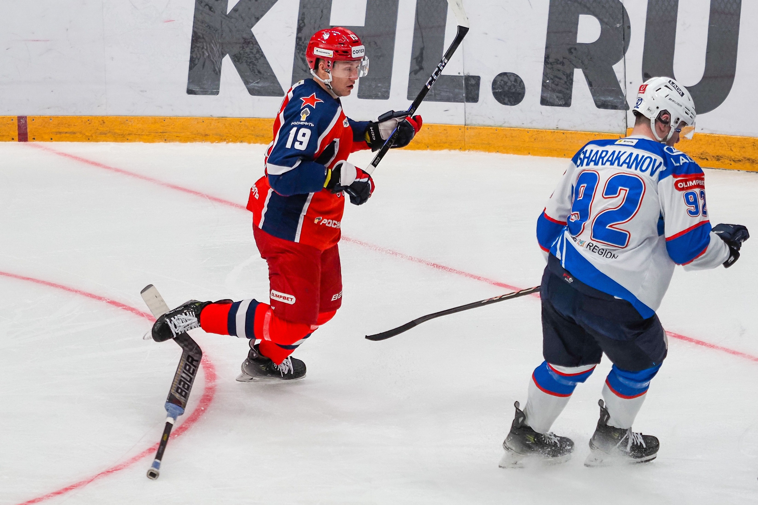 Клюшка неожиданно попадает в конек хоккеисту