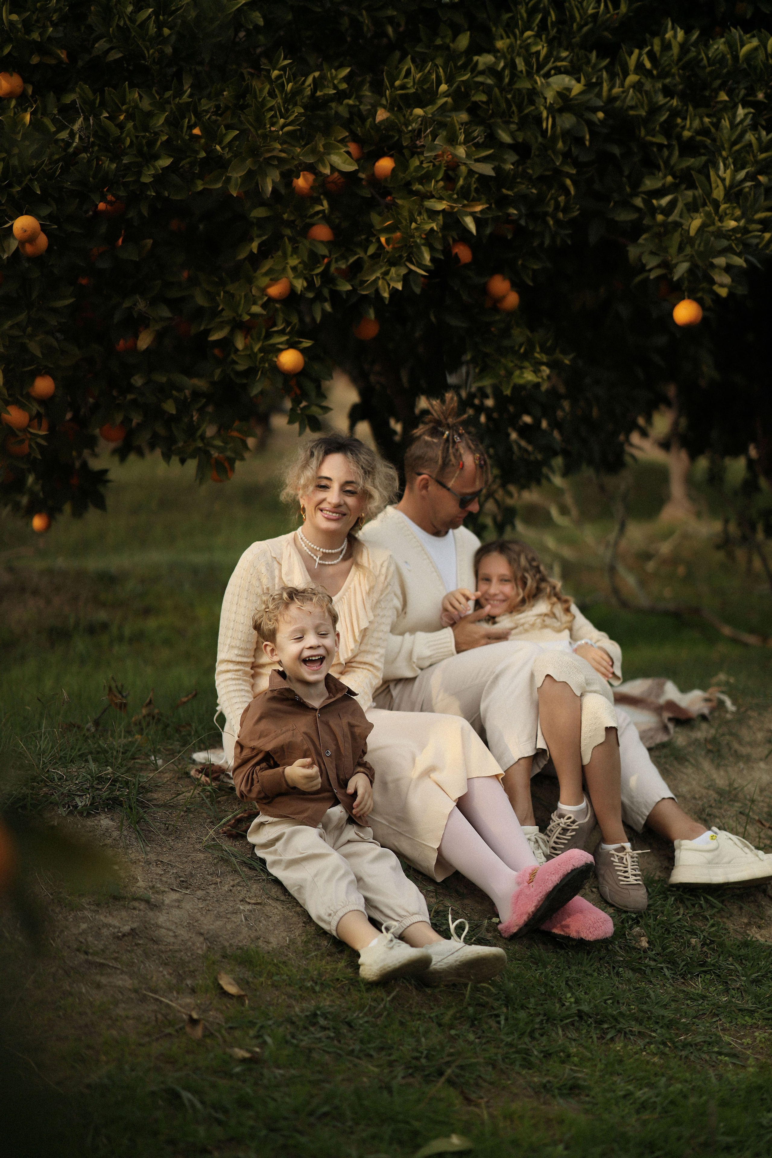 Семейная фотосессия в мандариновом саду Абхазии. Свадебный и семейный фотограф в Абхазии Жанна Соснина