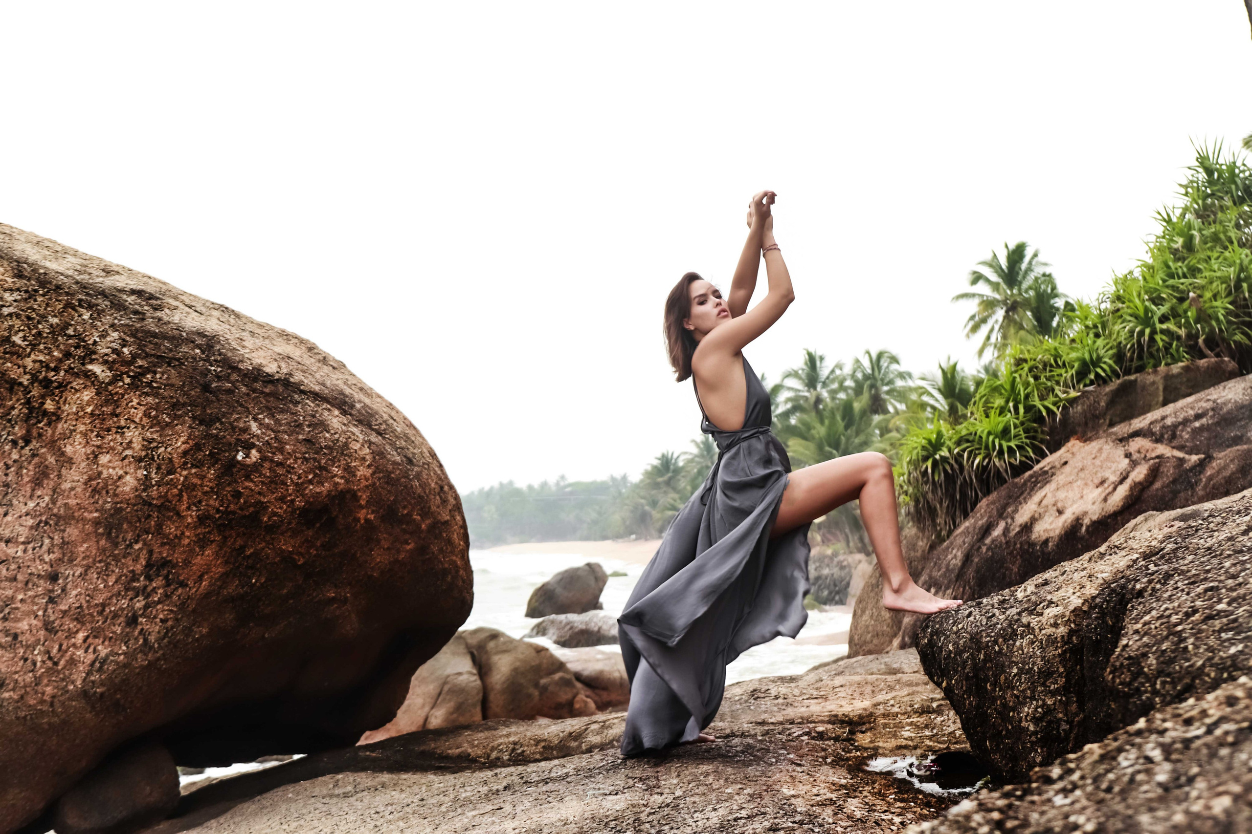 Авторская съемка среди вулканических камней Хиккадувы: воздушные туники бренда Nakota Tuwa в движении, контраст нежных тканей и дикой природ. Фотограф на Шри-Ланке