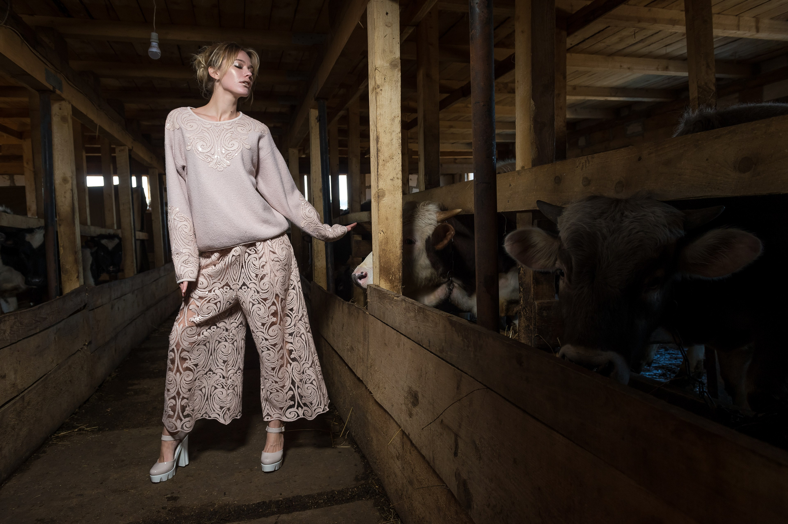 Jana Nedzvetskaya. Показ в коровнике. 2016. Дима Бабушкин. Фотограф. Подиум. Репортаж. Творчество. Дорого