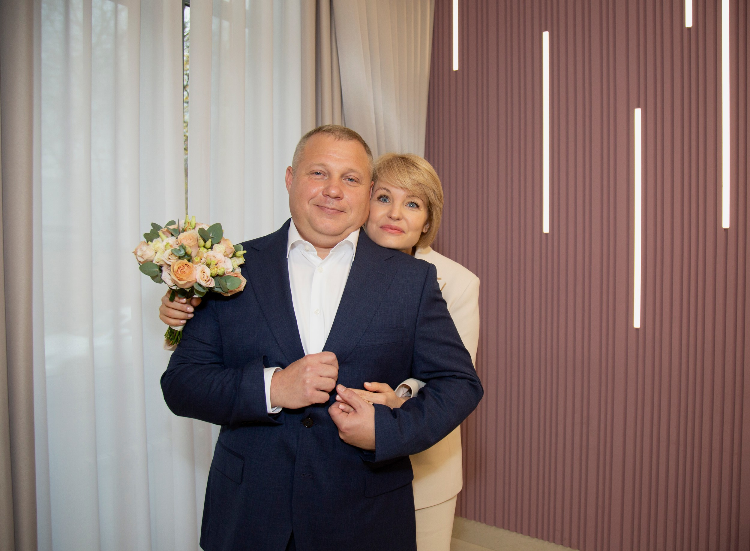 Свадебная фотосессия в Шипиловском ЗАГСе в Москве Олега и Елены. Фотосессия в студии в Москве от профессионального фотографа услуги по доступным ценам