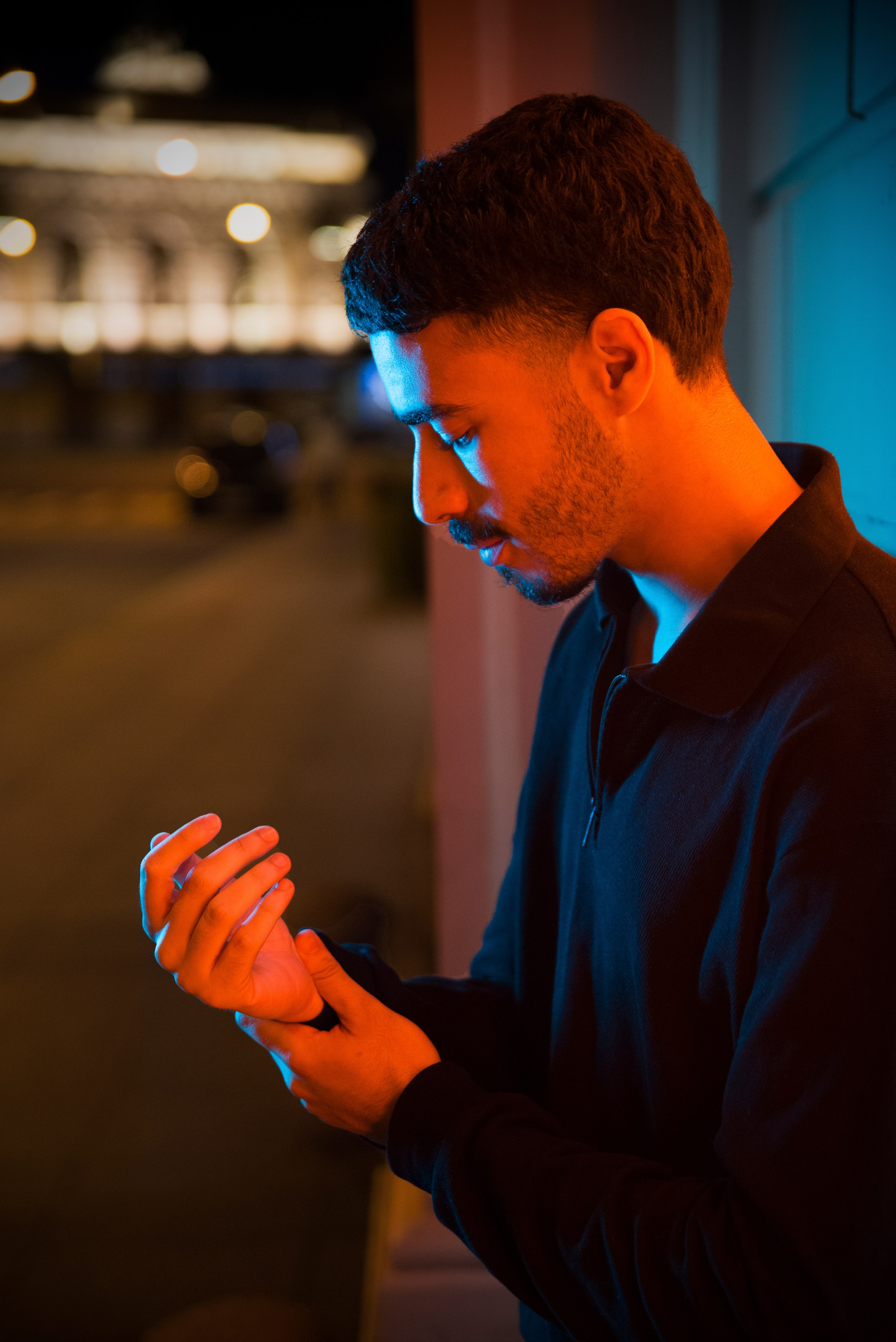 Зинадин. Уличная сессия с цветным светом