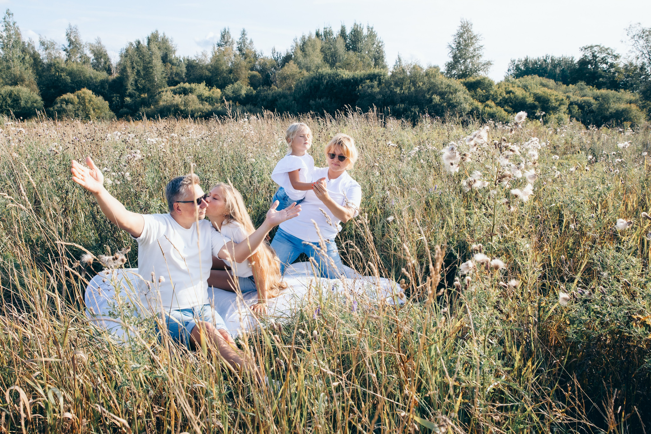 Наташа, Вадим, Арина, Тая и Пета. Август 2024. Фотограф в Санкт-Петербурге Алена Сертакова