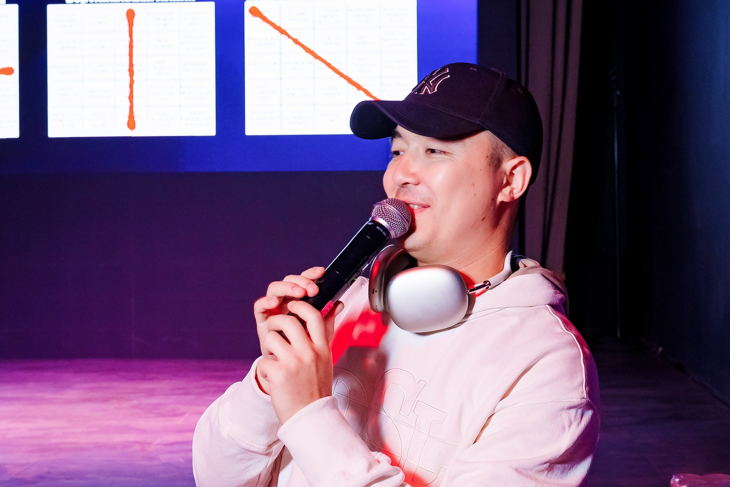 Музыкальное Лото-Queen Karaoke. Репортажный фотограф в Алматы Каюпов Сержан