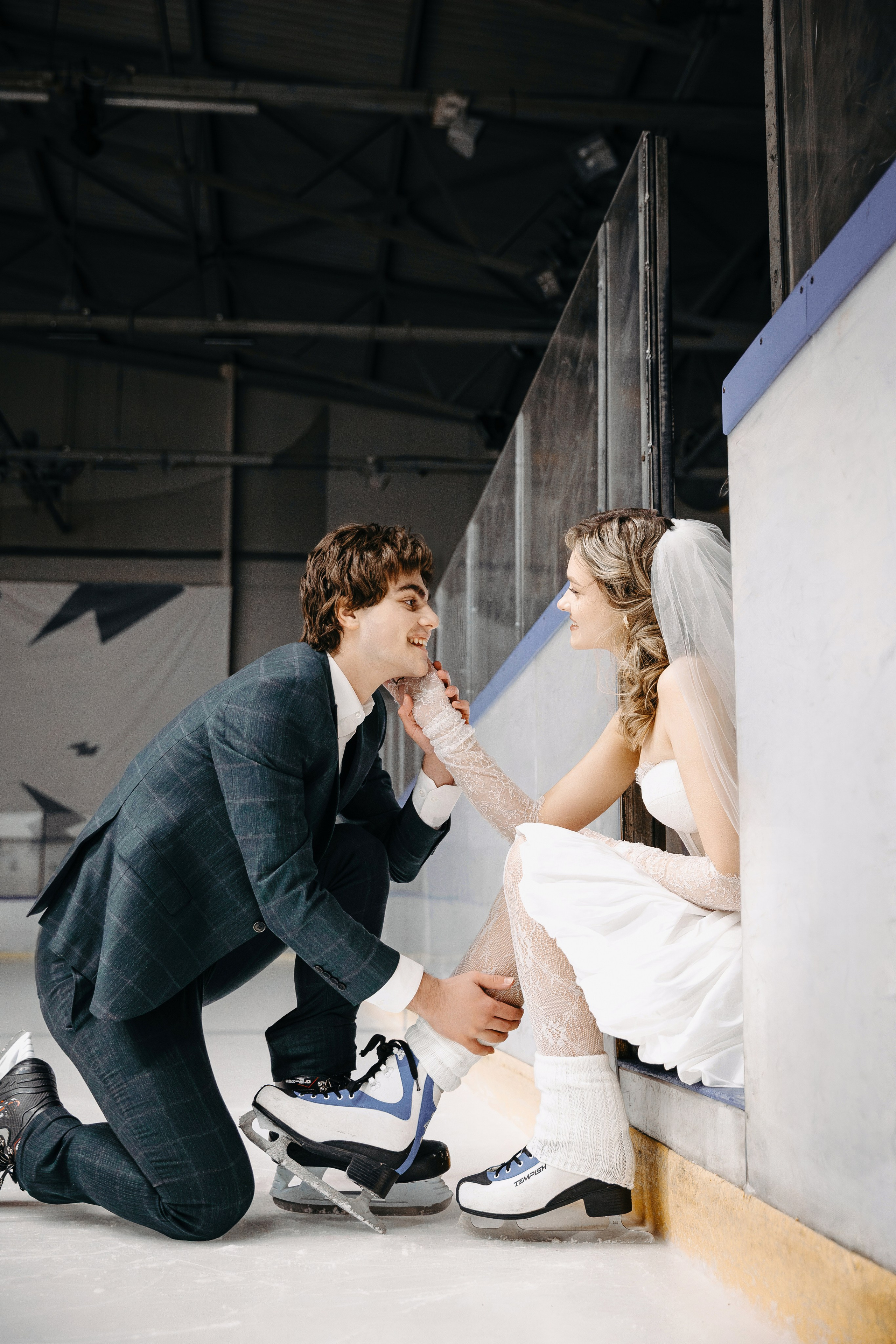 Свадебный фотограф в Минске. Репортажная свадебная фотография пары во время завязывания шнурков на коньках в Беларуси