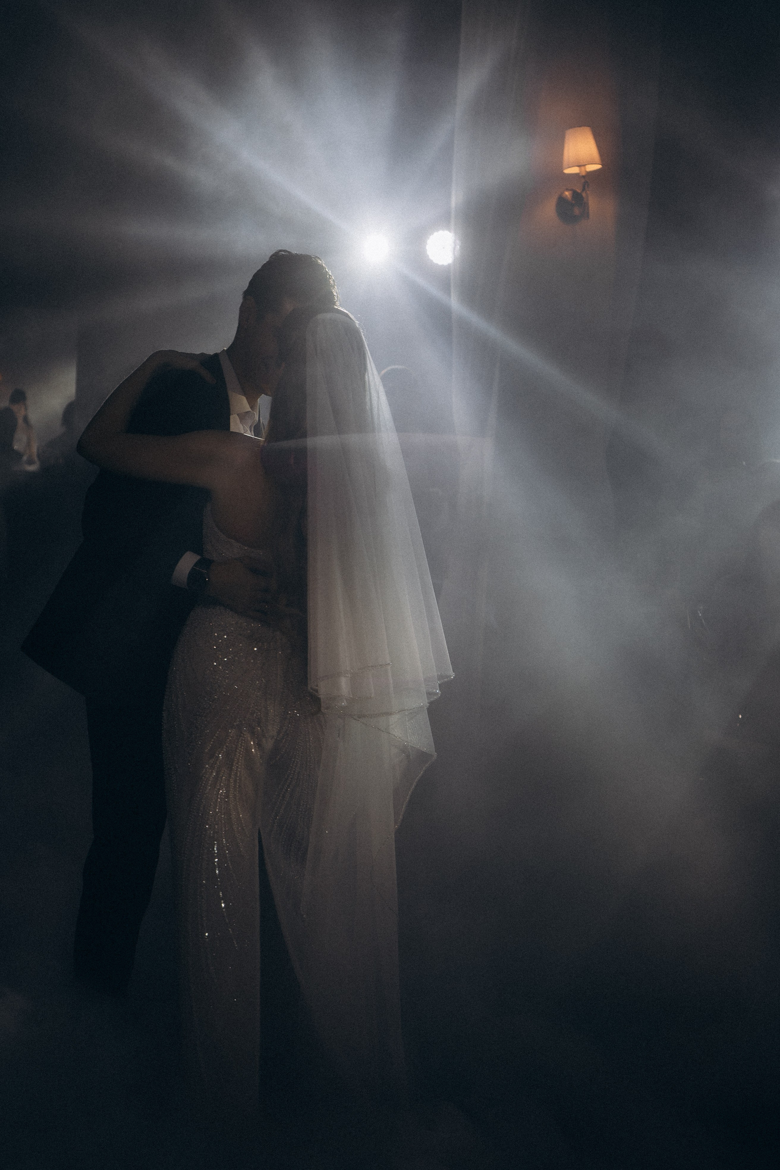 ПЕРВЫЙ ТАНЕЦ МОЛОДЫХ НА БАНКЕТЕ. ТРОГАТЕЛЬНЫЙ МОМЕНТ (СНЯТО В СИБИРЕ В НИЖНЕВАРТОВСКЕ). Профессиональный фотограф, Санкт-Петербург — Виктория Богомолова