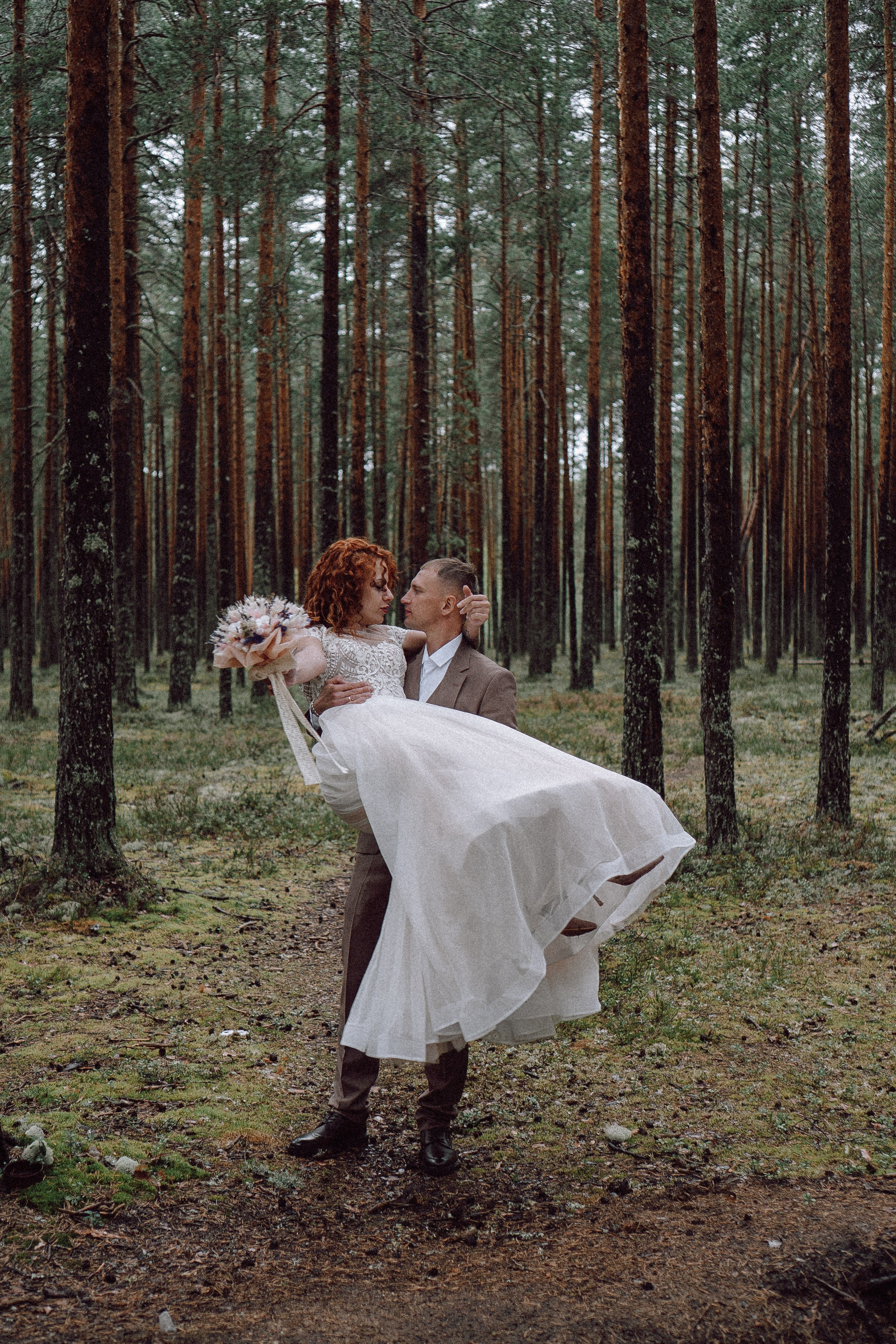СВАДЕБНАЯ ФОТОСЕССИИЯ ПАРЫ В ГОРОДЕ ПРИОЗЕРСК В СОСНОВОМ ЛЕСУ И С ПИКАПОМ. Профессиональный фотограф, Санкт-Петербург — Виктория Богомолова