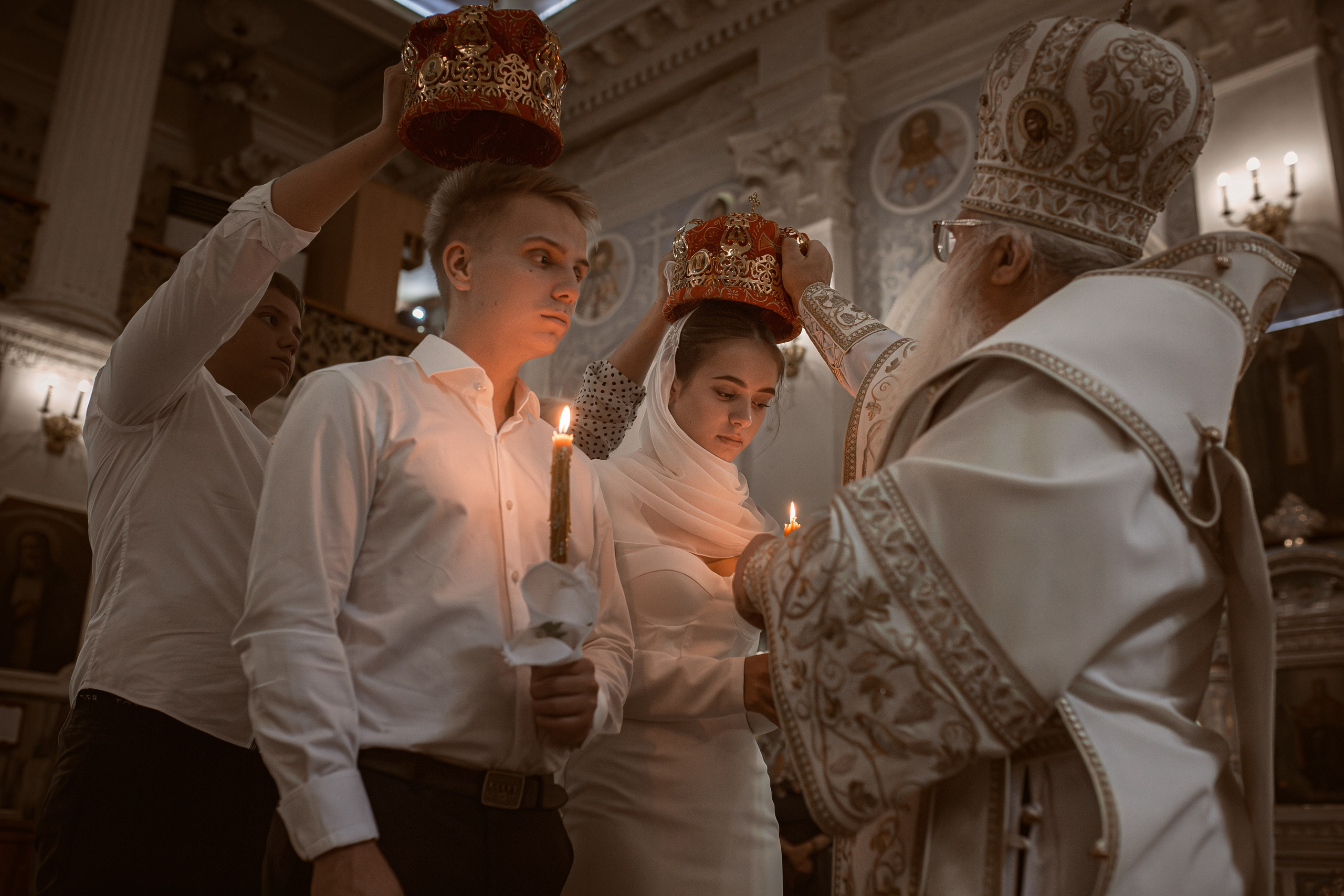 митрополит Викентий надевает венец на невесту в соборе на Госпитальном