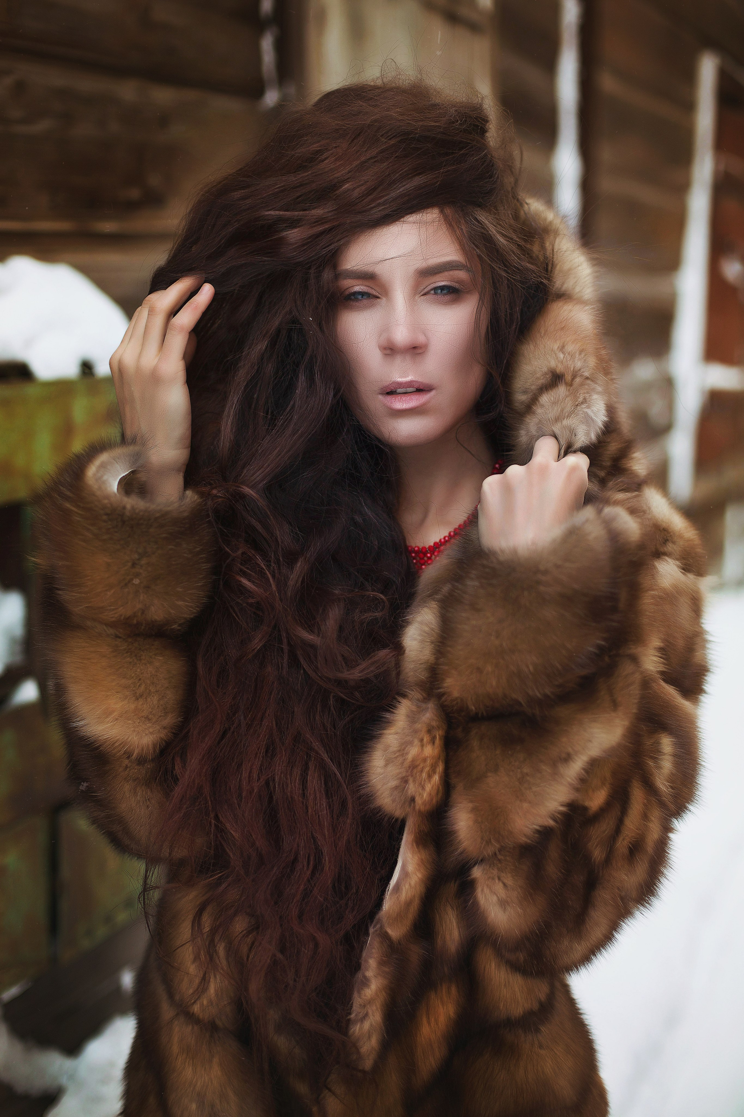 Аксинья Швырева в шубе возле деревянного дома