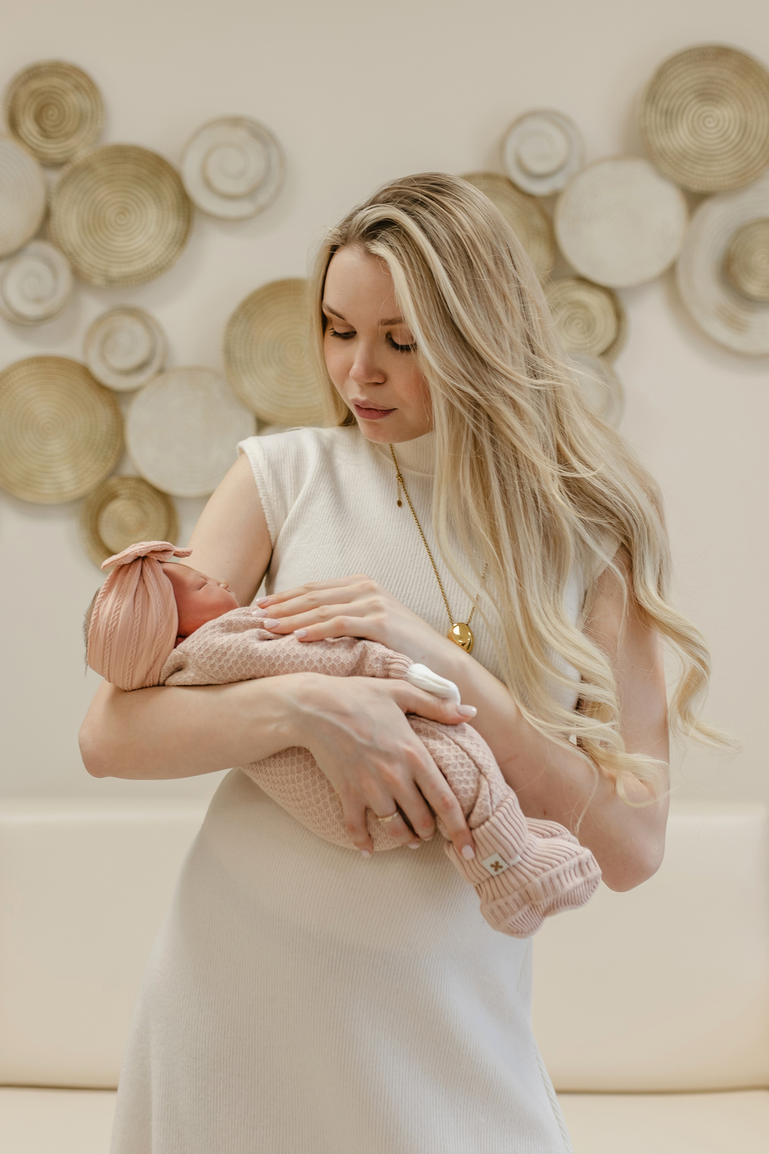 Фотограф на выписку из роддома в Краснодаре, выписка из Екатерининского роддома, фотограф Яна Морева. Семейный фотограф в Краснодаре Яна Морева