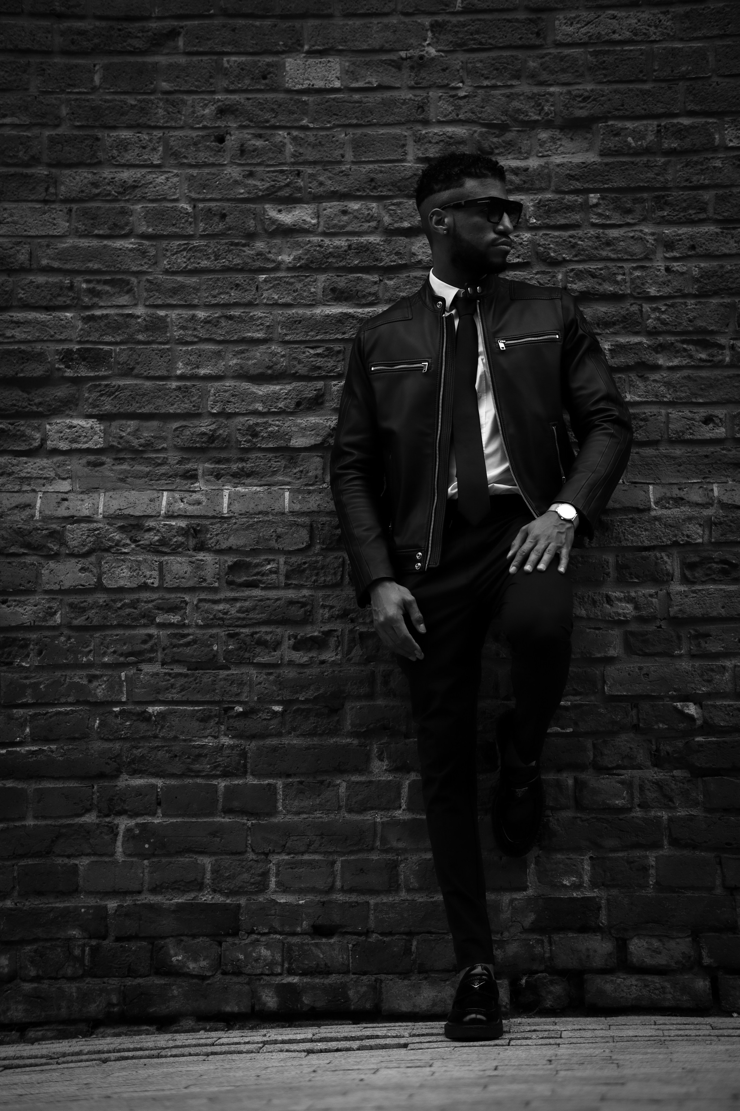 потрет мужчины на фоне кирпичной стены