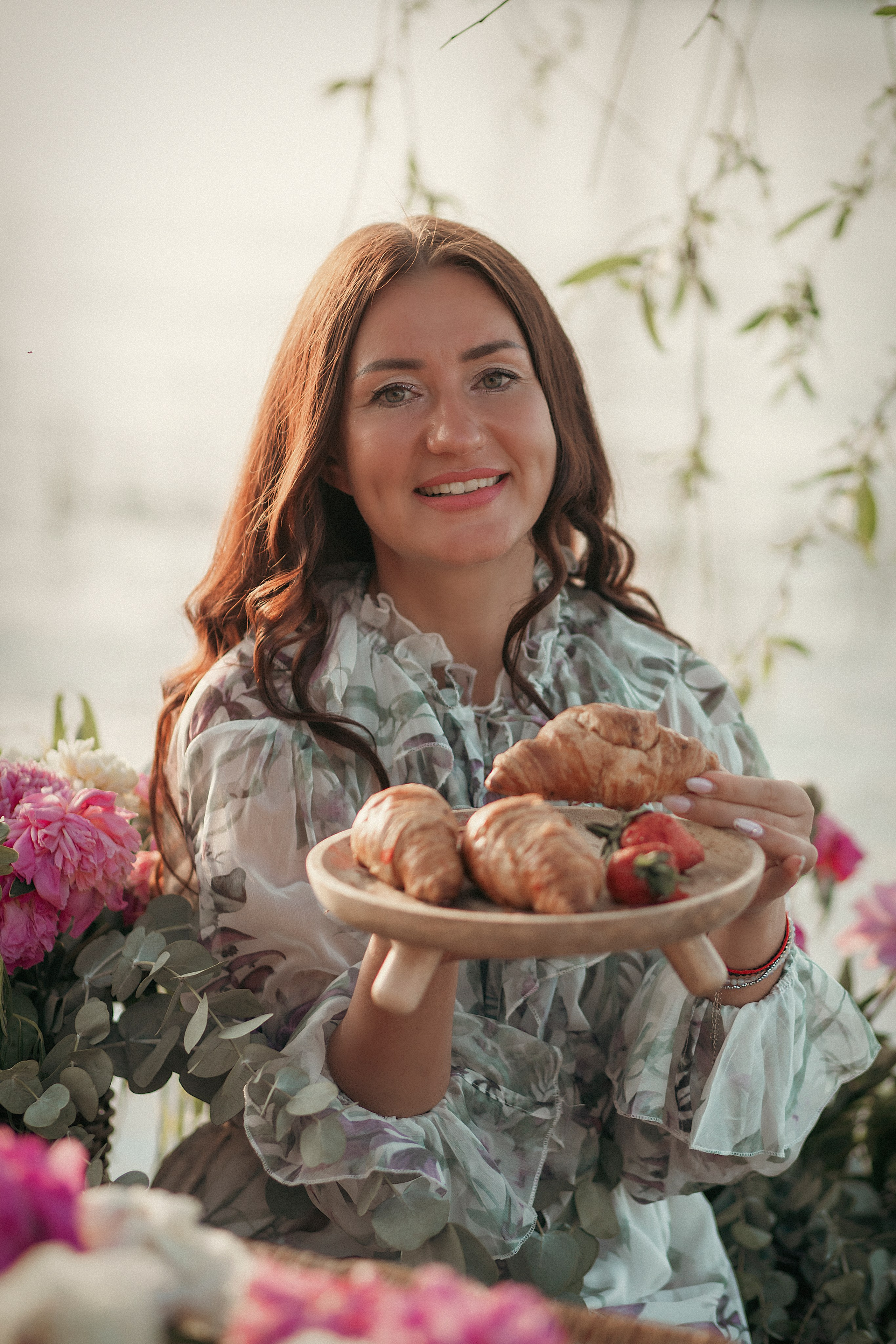 Лодка с пионами. Фотограф Ольга Бобб Нижний Новгород