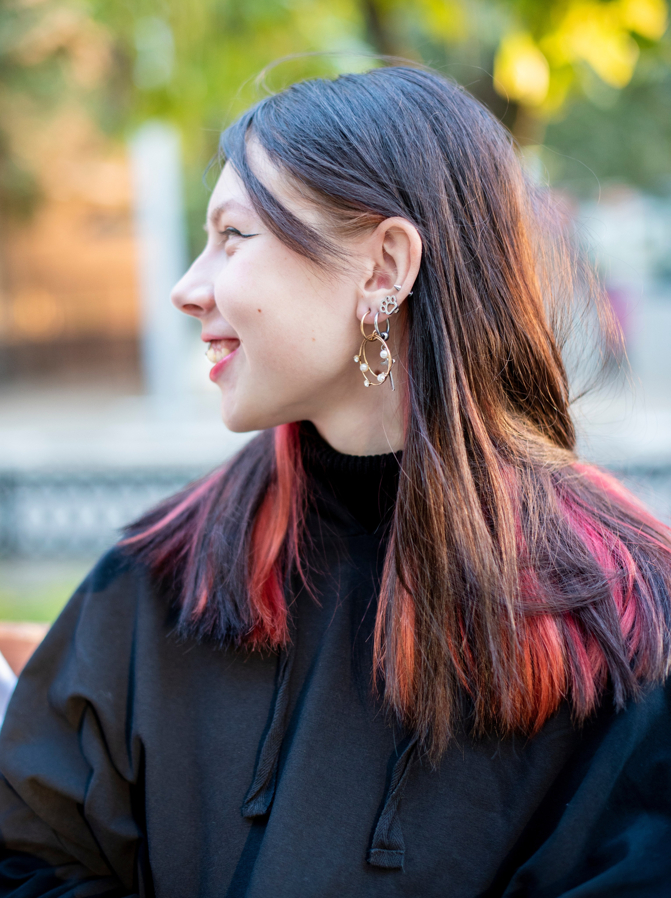 девушка-студентка. чёрный балахон. чёрно-красные волосы. серьги. каменск-шахтинский