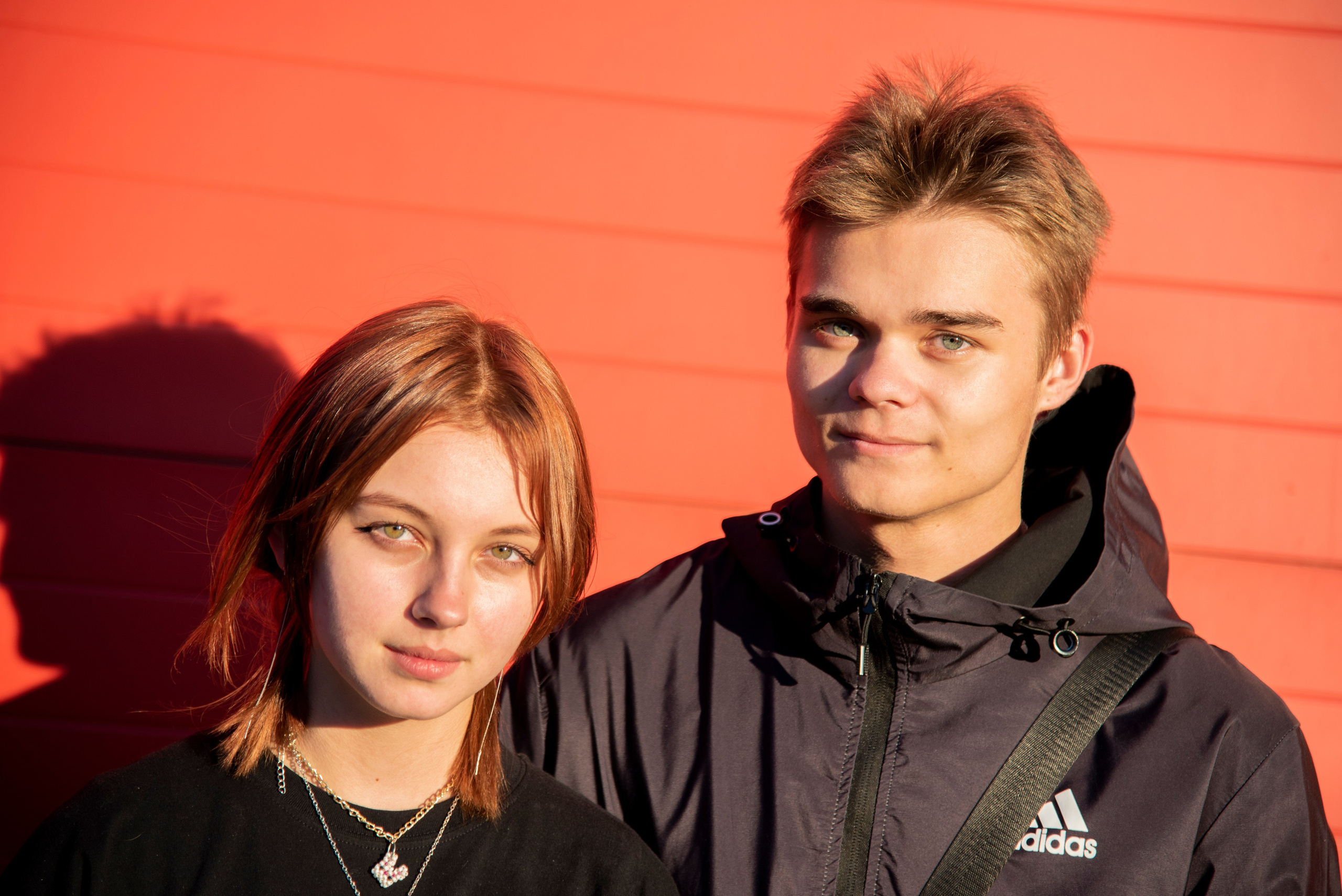 портрет молодых влюблённых на красном фоне