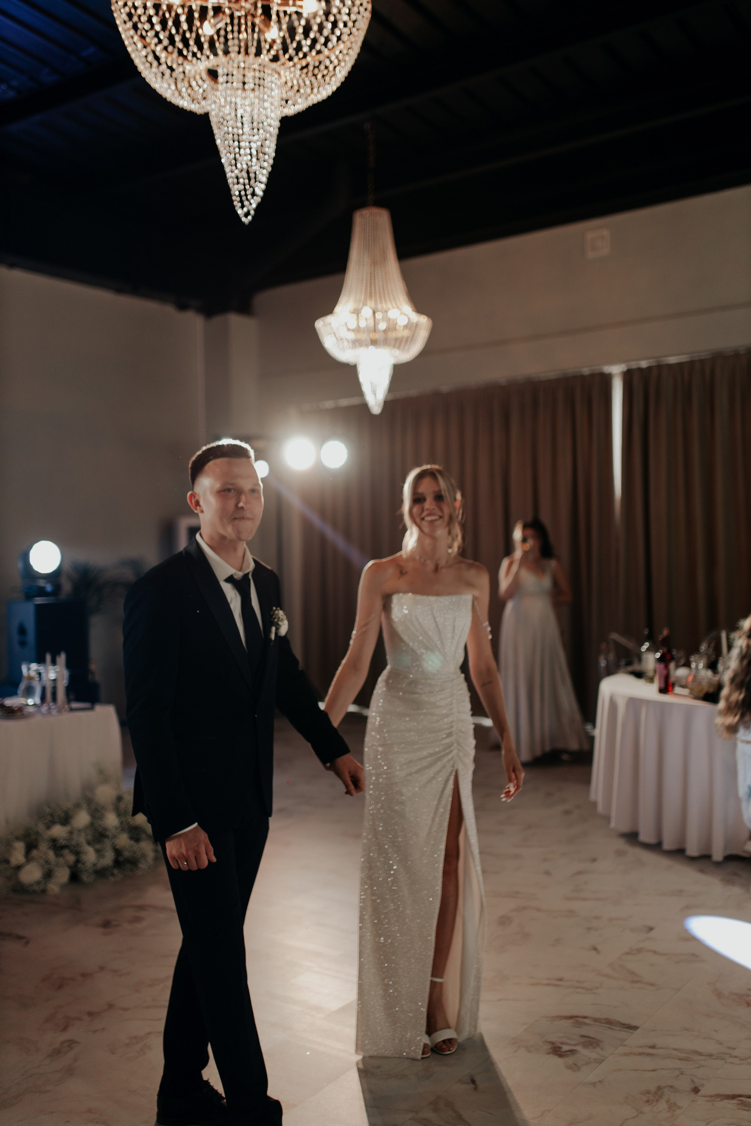 Жених и невеста говорят тост на свадебном банкете — искренние эмоции