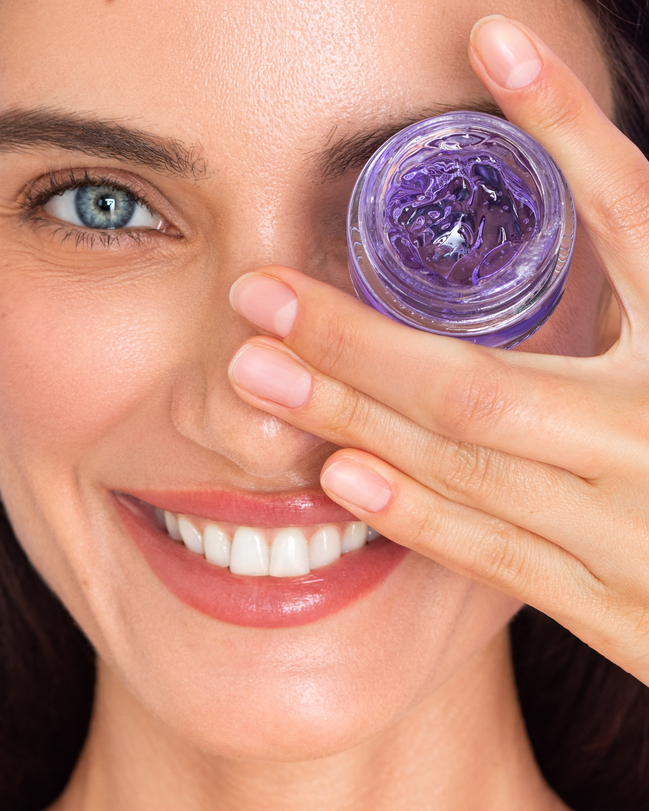 Изображение продукта с моделью в кадре (тело, руки, лицо, волосы и тд). Рекламный фотограф Ксения Вершинина | Москва